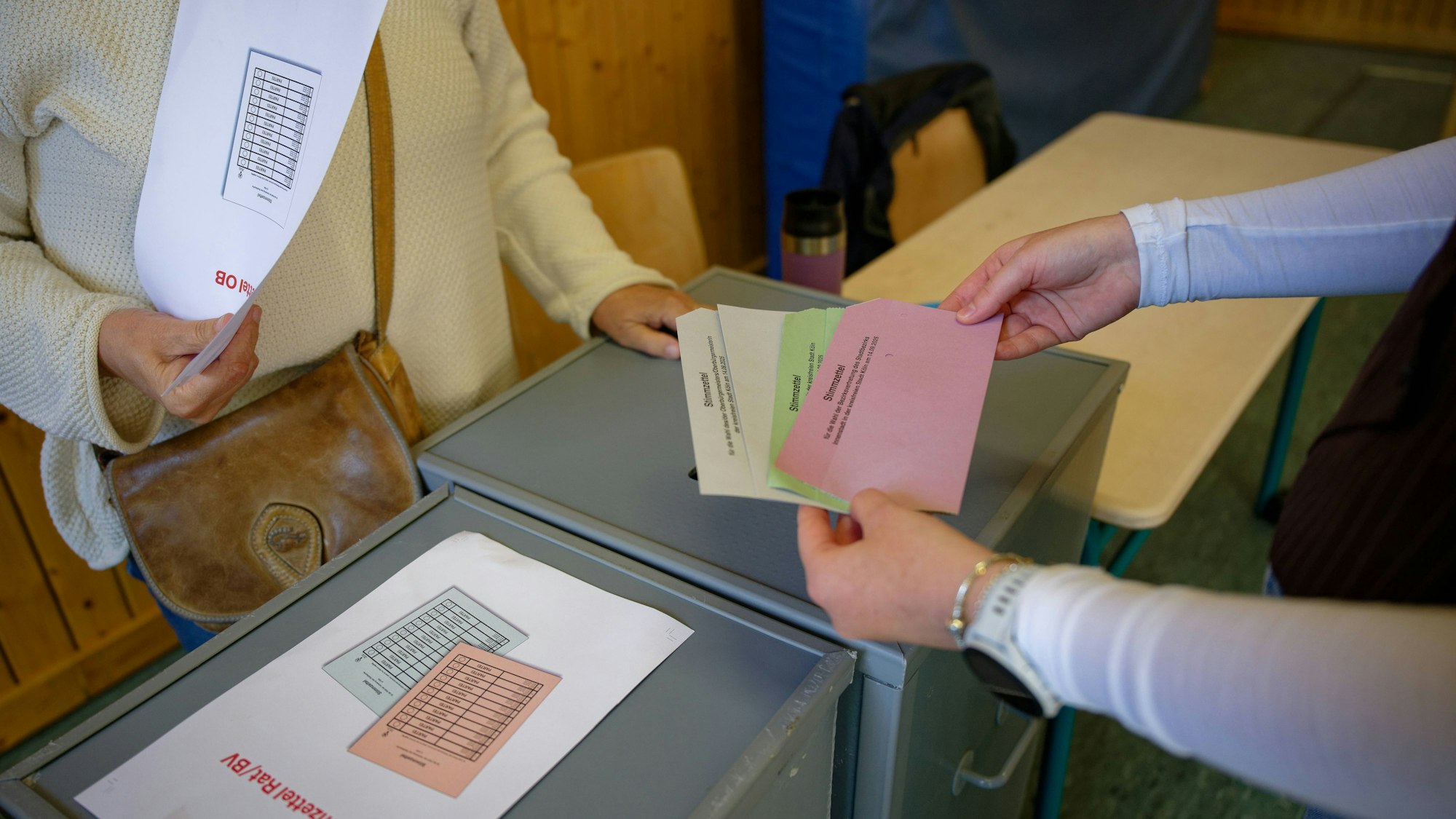 14.09.2025, Nordrhein-Westfalen, Köln: Eine Wahlberechtigte wählt in einem Wahllokal in der Grundschule Balthasarstraße. In Nordrhein-Westfalen finden am Sonntag Kommunalwahlen statt. Foto: Henning Kaiser/dpa +++ dpa-Bildfunk +++