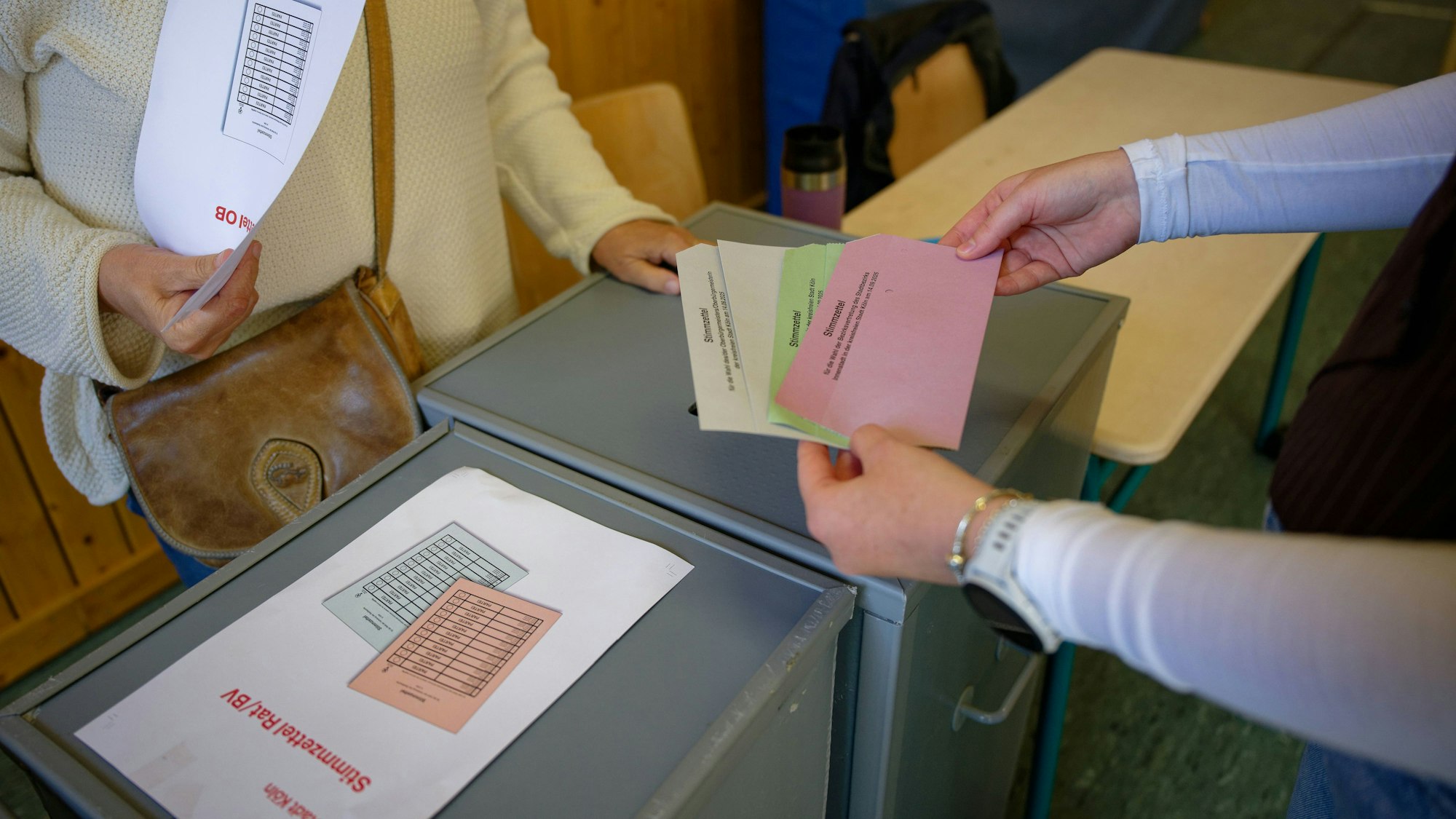Eine Wahlberechtigte wählt in einem Wahllokal in der Grundschule Balthasarstraße.