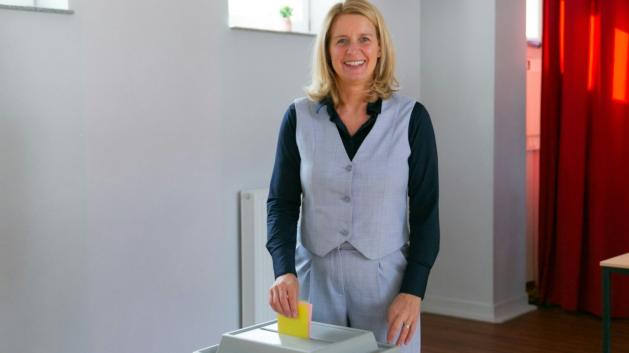 Anne Loth stimmt ab.