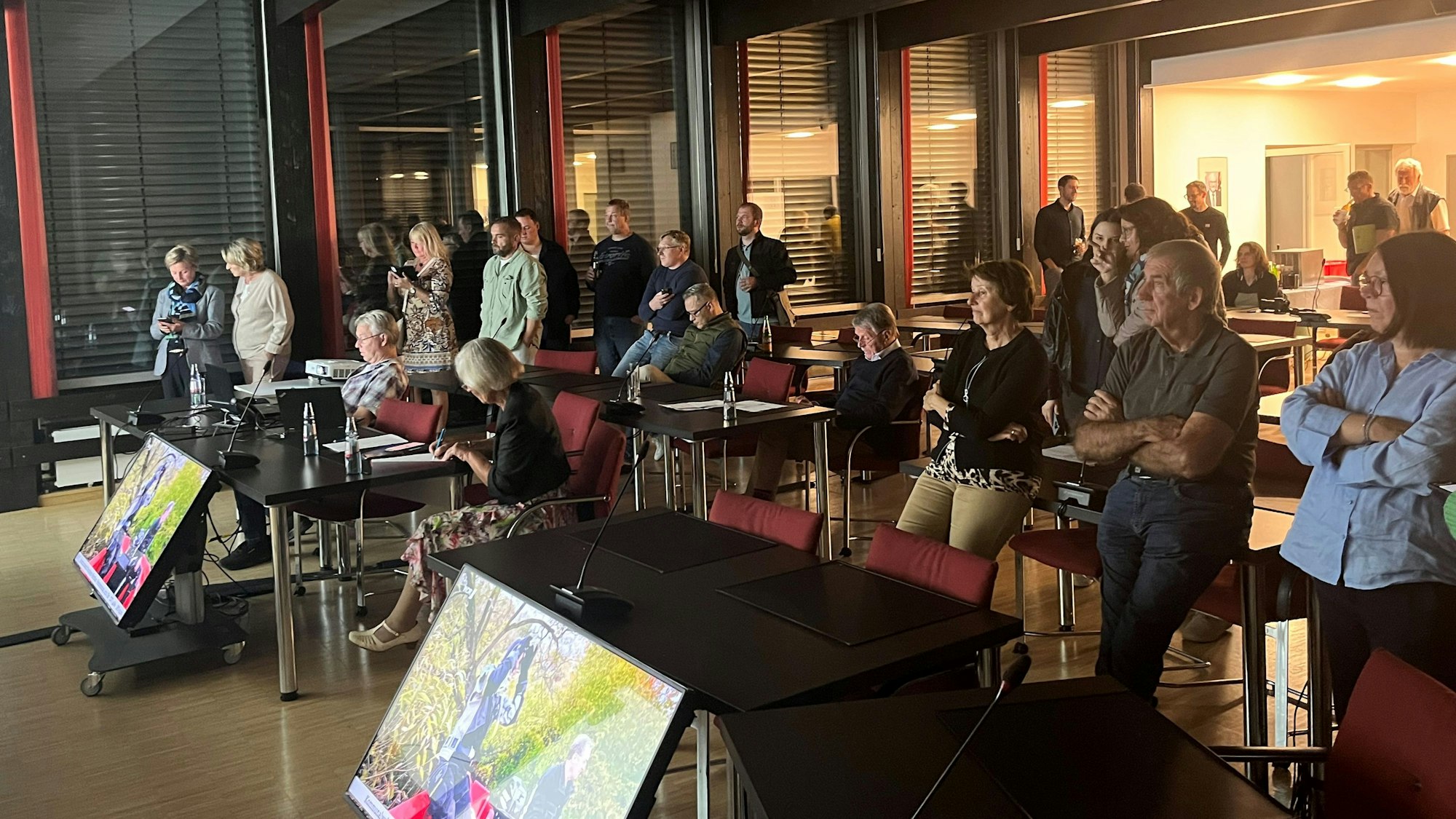 Im Ratssaal gucken alle gespannt auf den Monitor und warten auf das Ergebnis.