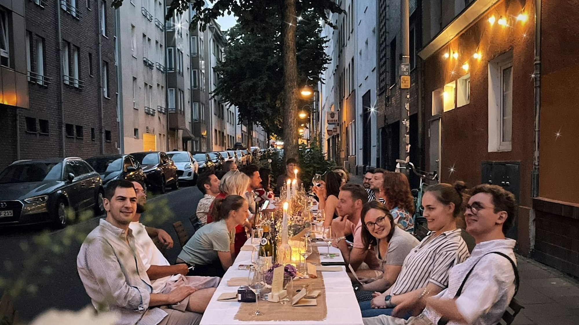 Mitten im Severinsviertel wird auf einem Parkplatz gedeckt: Timo Herrmann und Tanja Herzig, ein junges Paar mit Erfahrung aus der Sternegastronomie, lädt ein.