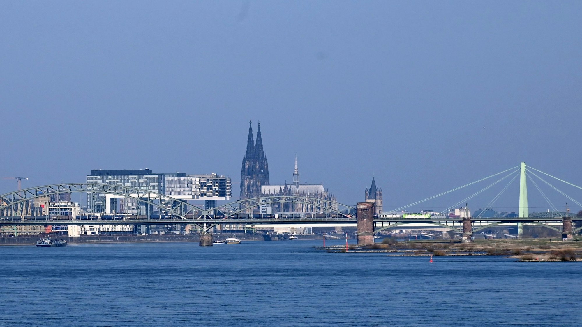08.03. 2024 Köln. Ein Rhein Panorama mit Dom und Kranhäusern. Foto: Alexander Schwaiger