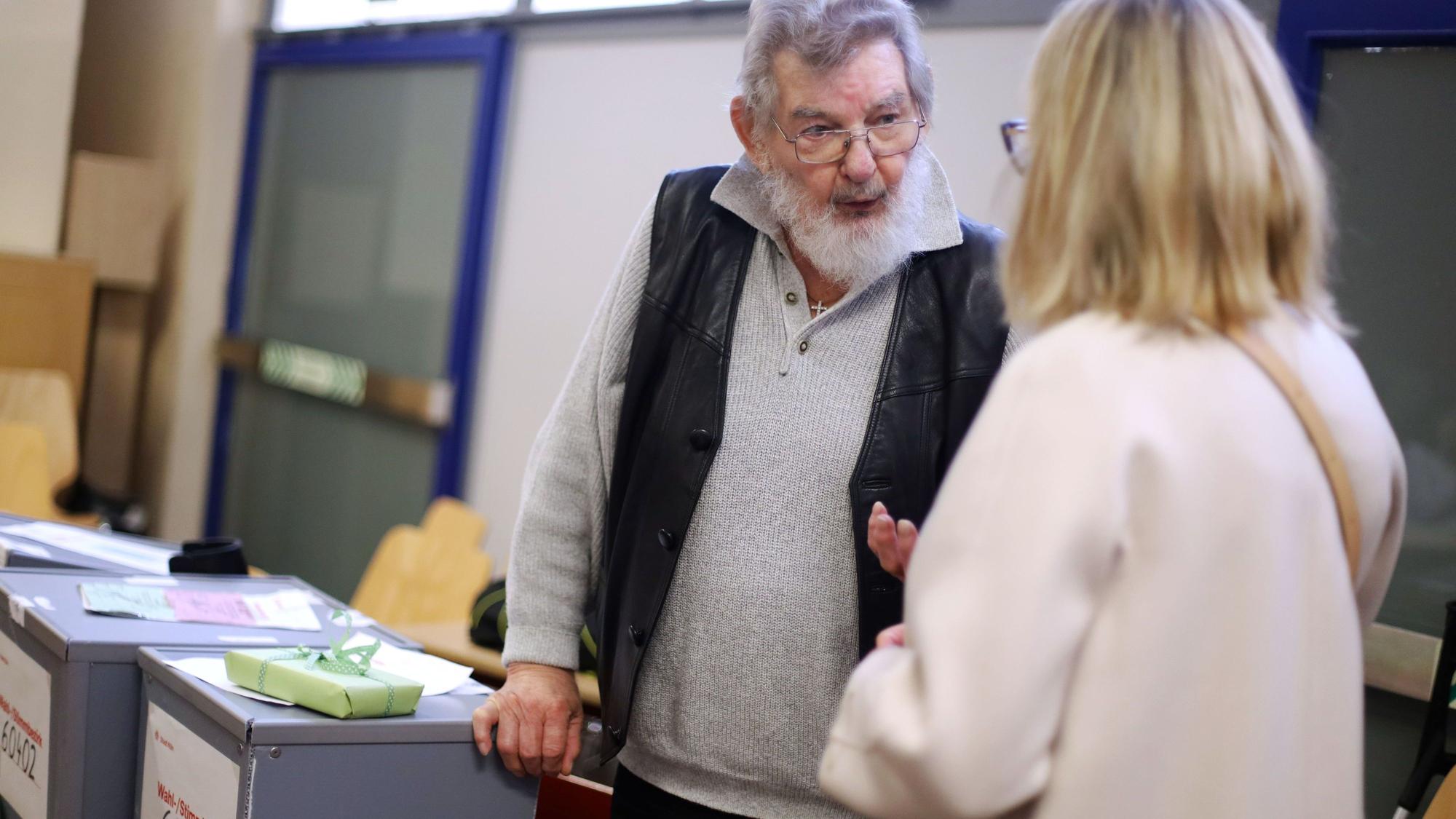 14.09.2025, Köln: #Kommunalwahl2025 (Heimersdorf) Wahlleiterin Andrea Blome besucht Albert Politz. Mit 93 Jahren (geboren am 11. August 1932) ist er Kölns ältester Wahlhelfer. Kölns Foto: Arton Krasniqi