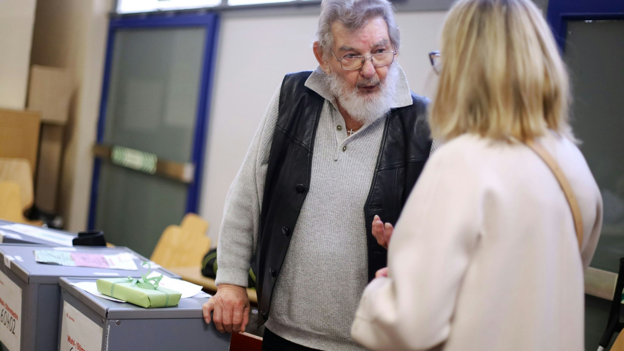 14.09.2025, Köln: #Kommunalwahl2025 (Heimersdorf) Wahlleiterin Andrea Blome besucht Albert Politz. Mit 93 Jahren (geboren am 11. August 1932) ist er Kölns ältester Wahlhelfer. Kölns Foto: Arton Krasniqi