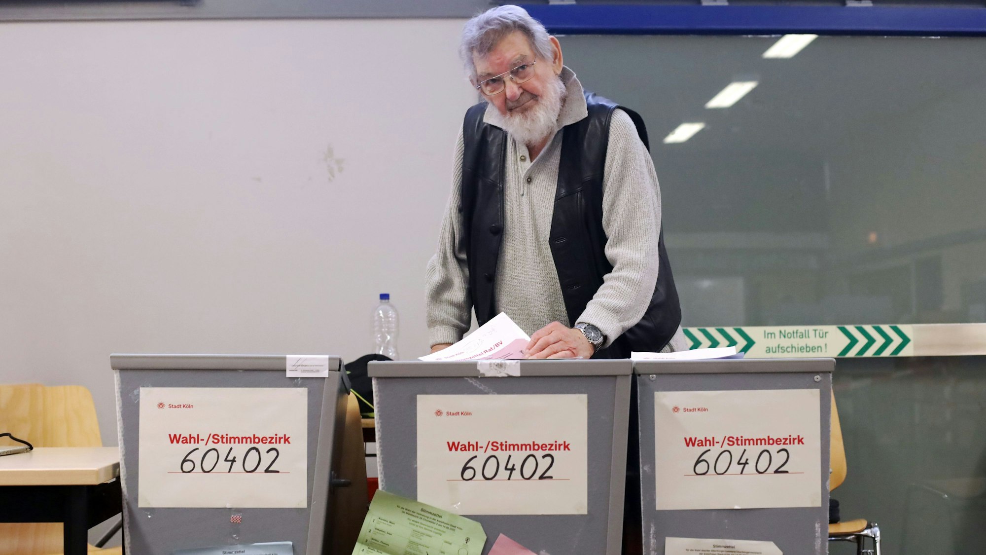 14.09.2025, Köln: Besucht bei Albert Politz. Politz ist mit 93 Jahren der  ältester Wahlhelfer Kölns. Foto: Arton Krasniqi