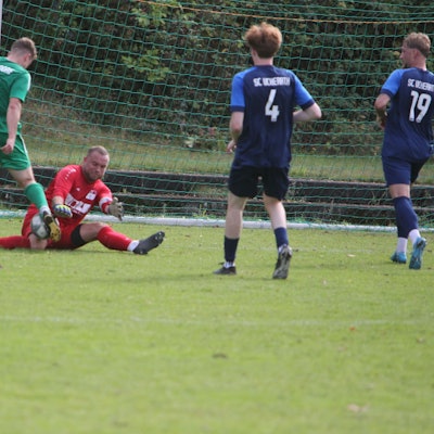 Buisdorfs Kapitän Max Müller scheitert an Uckeraths Keeper Fabio Milicki.