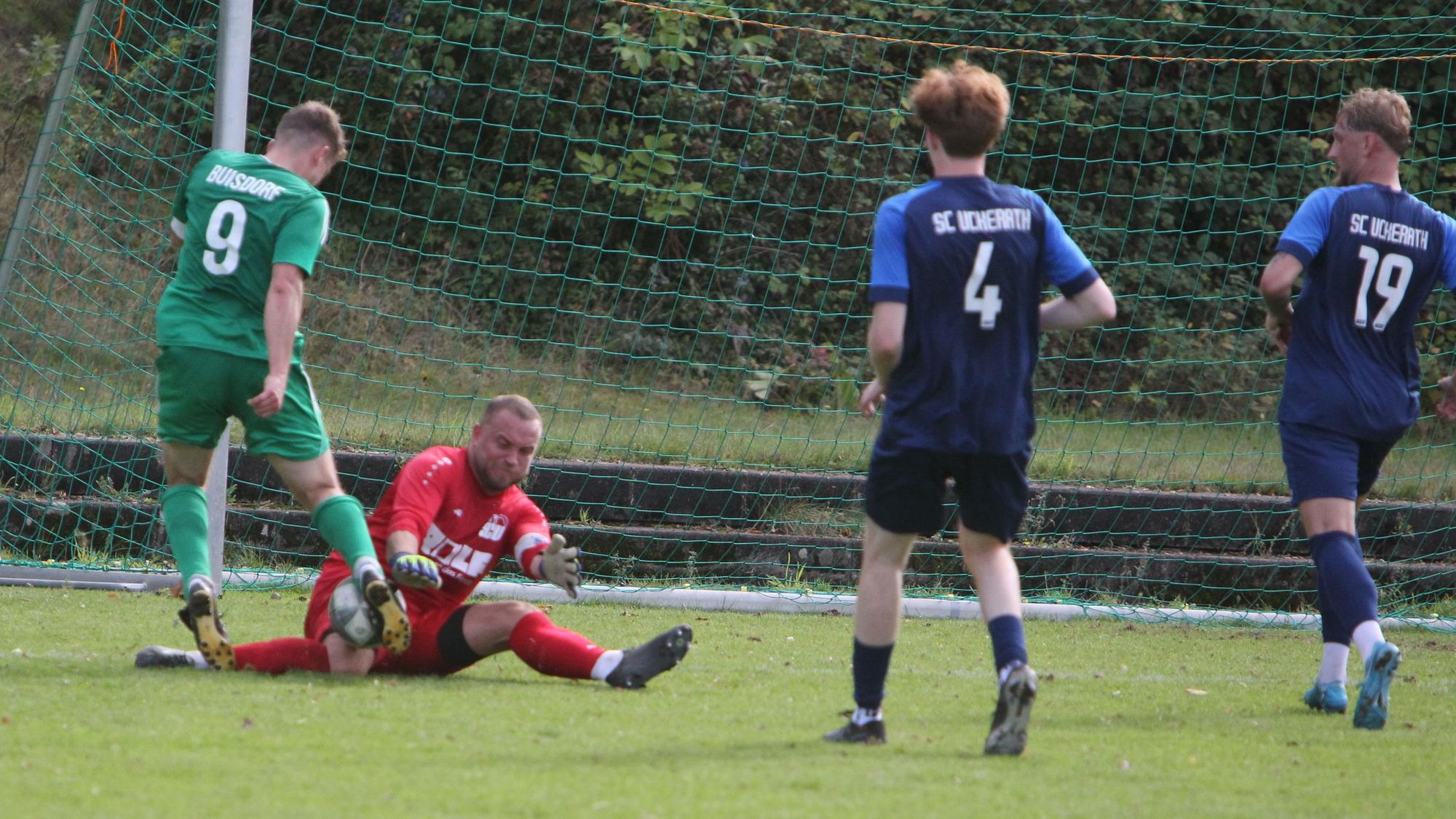 Buisdorfs Kapitän Max Müller scheitert an Uckeraths Keeper Fabio Milicki.