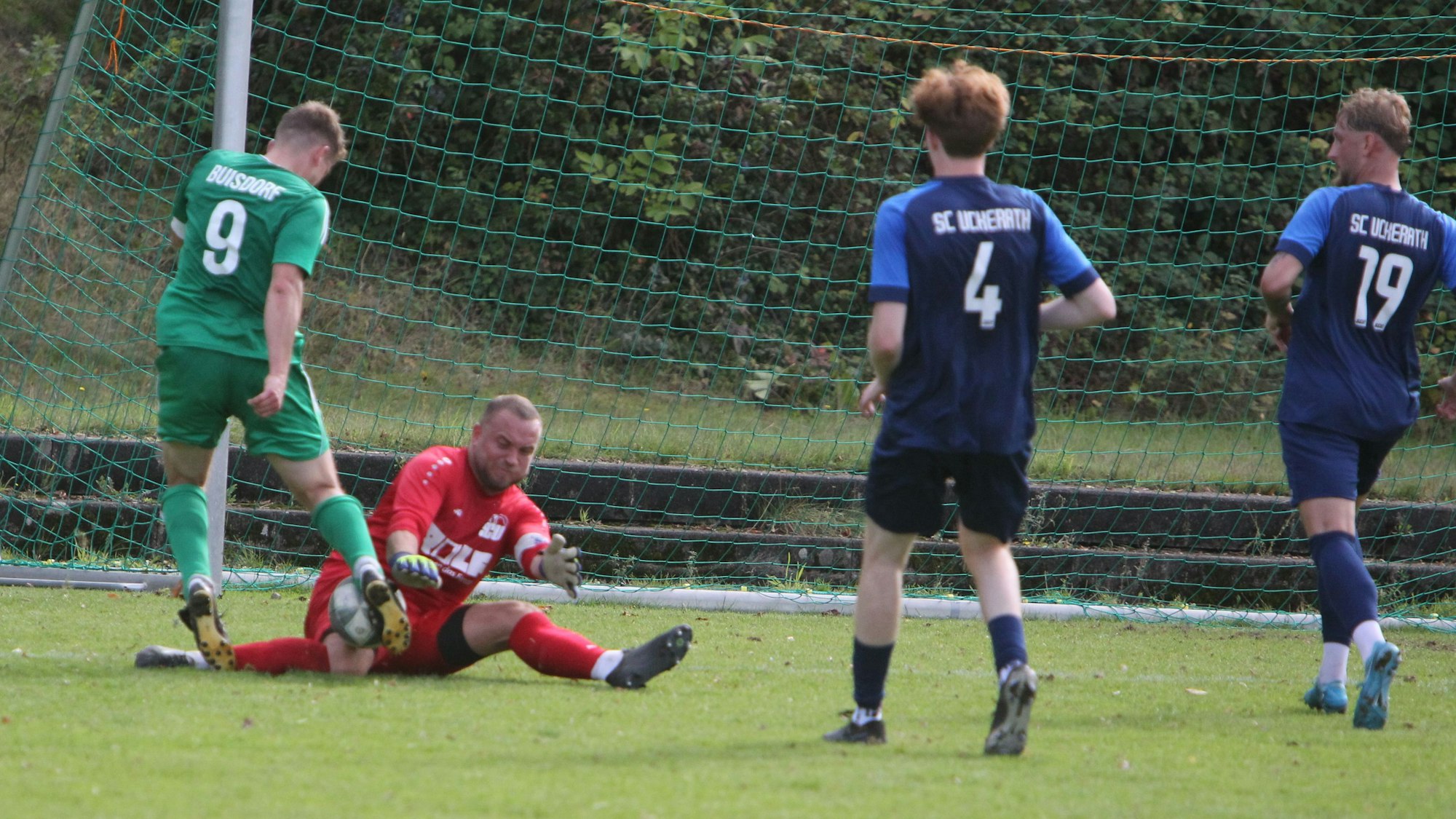 Buisdorfs Kapitän Max Müller scheitert an Uckeraths Keeper Fabio Milicki.