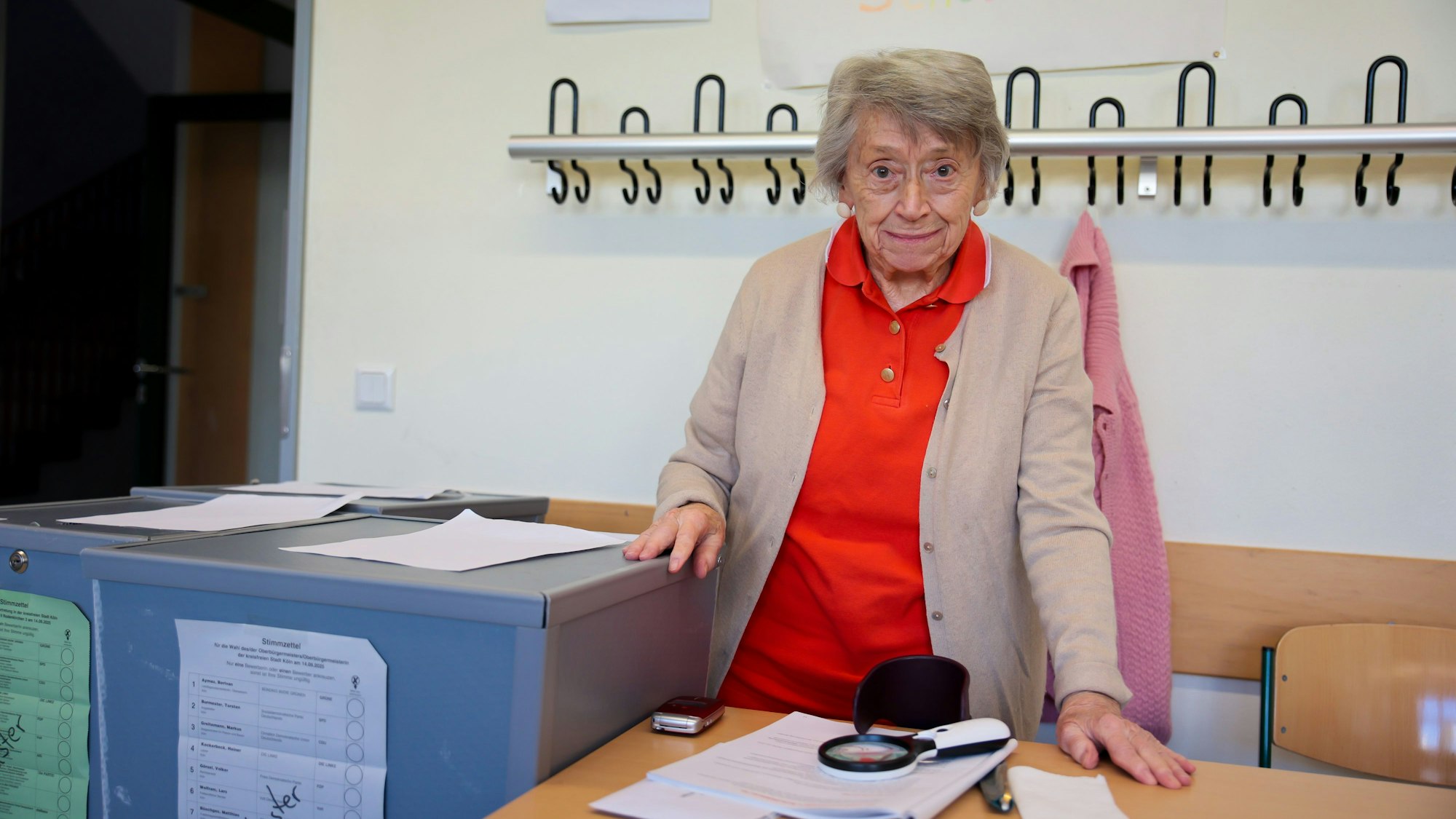 Wahlhelferin Lydia Mörs-Plattes half im Wahllokal in der Johannes-Guttenberg-Schule in Godorf bei den Kommunalwahlen.