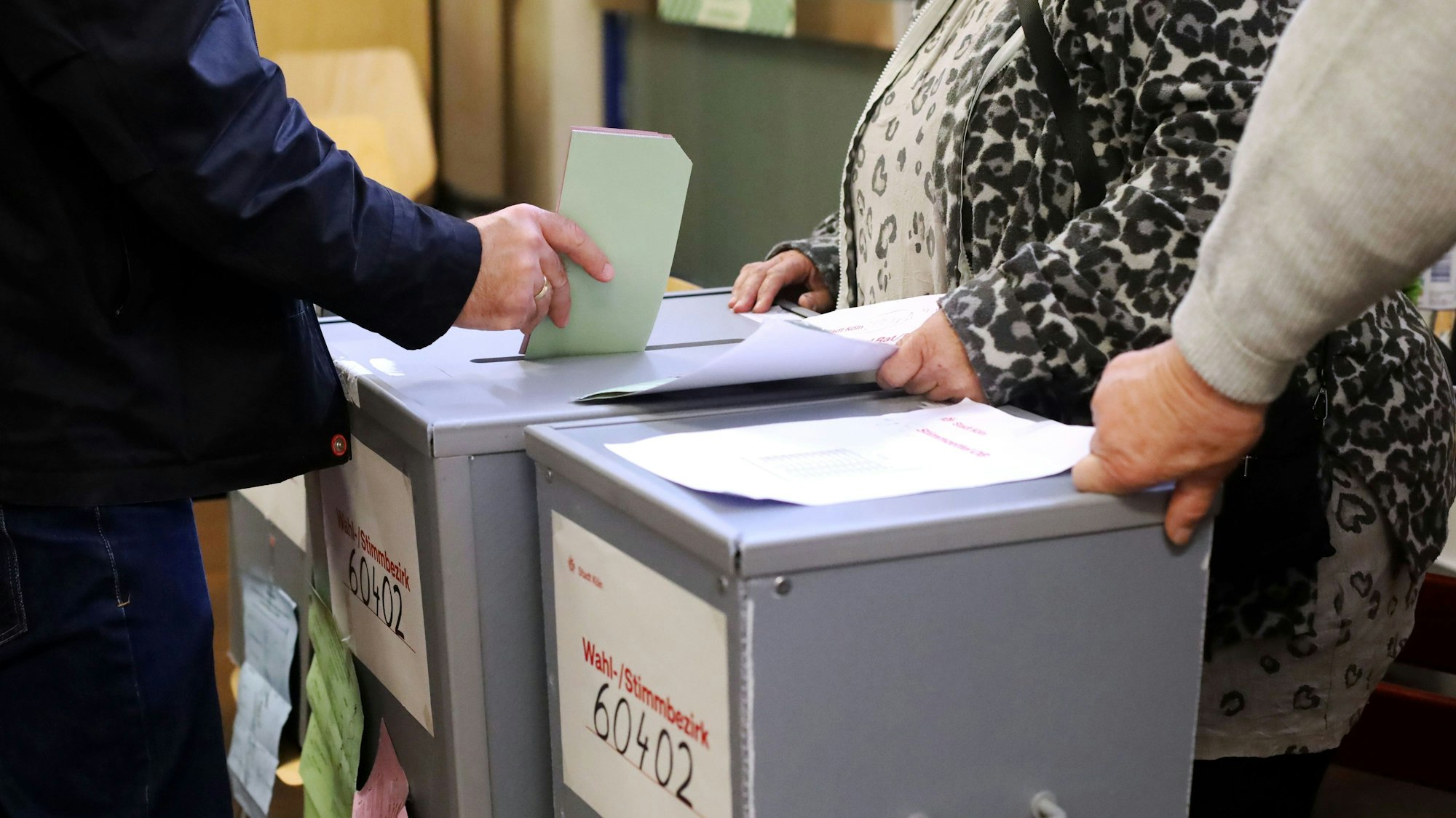 14.09.2025, Köln: Ein Mann steckt sein Wahlzettel in Heimersdorf zur Kommunalwahl 2025 in eine Urne. Foto: Arton Krasniqi