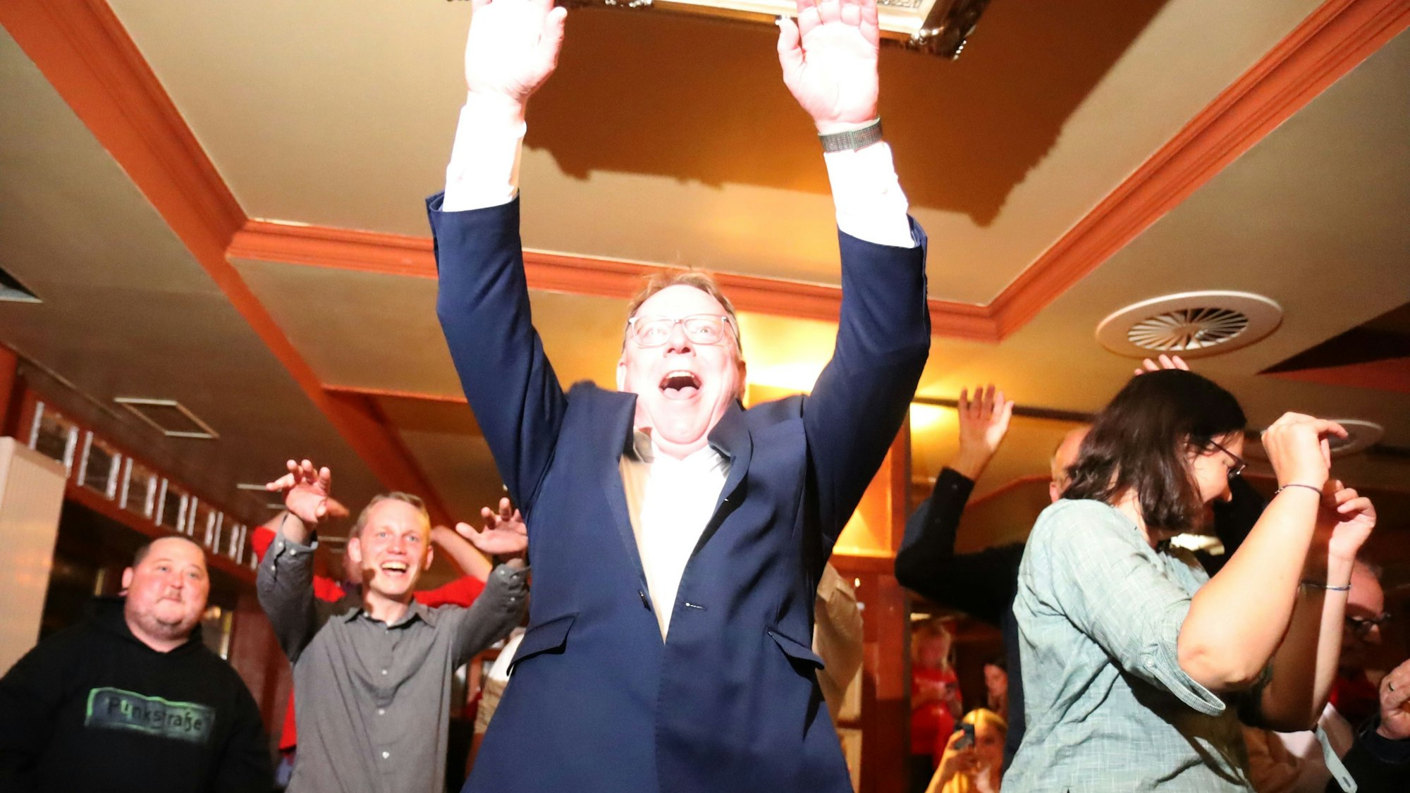 Torsten Burmester, SPD-Spitzenkandidat bei der Oberbürgermeisterwahl 2025 in Köln, hat am Wahlabend gute Laune.