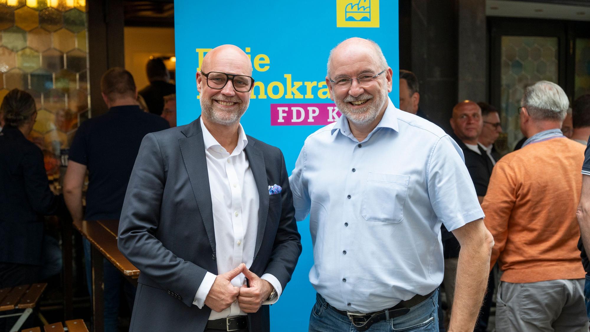 Volker Görzel und Ralph Sterck bei der Wahlparty der FDP im Brauhaus Sion.