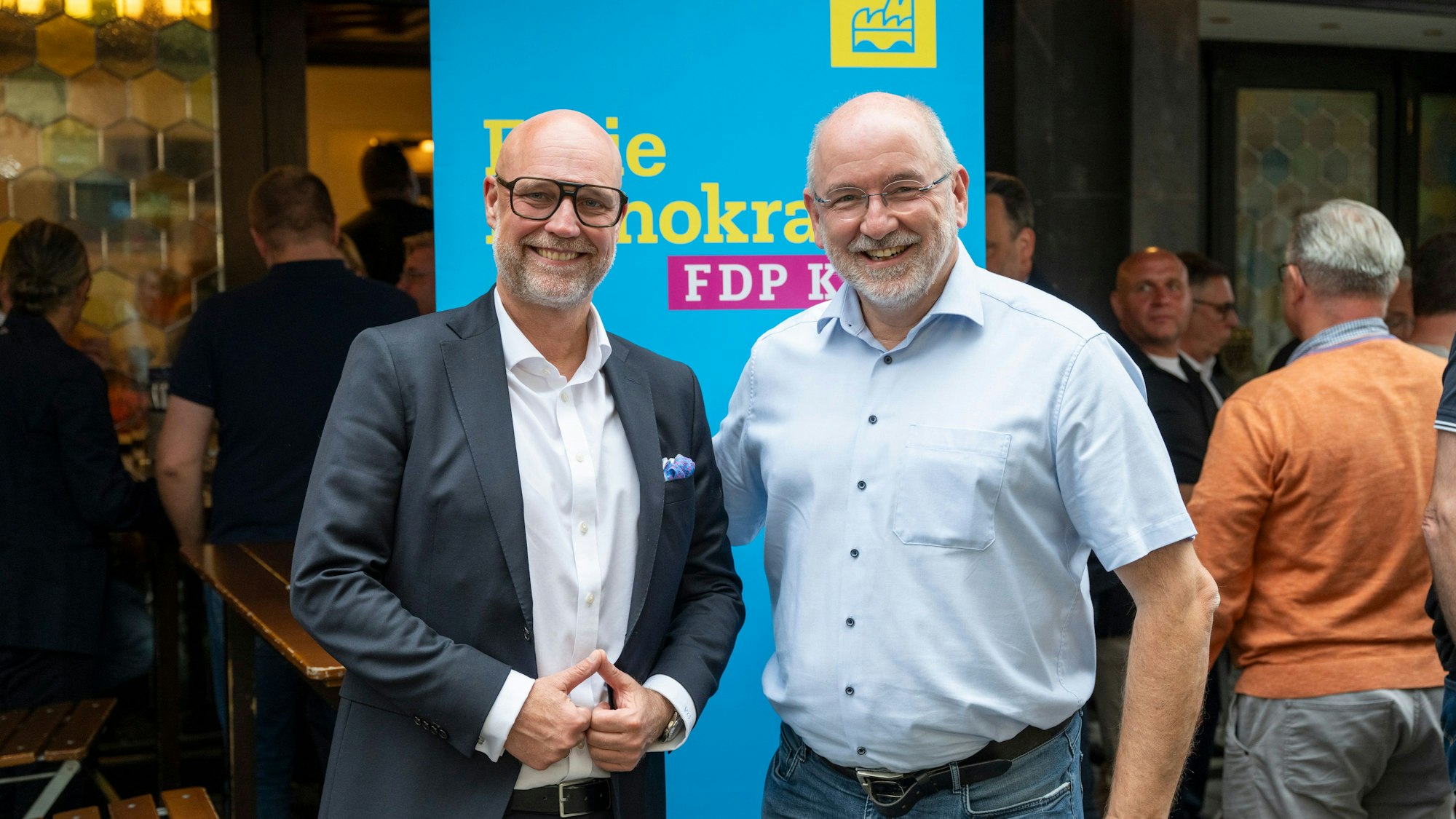 Volker Görzel und Ralph Sterck bei der Wahlparty der FDP im Brauhaus Sion.