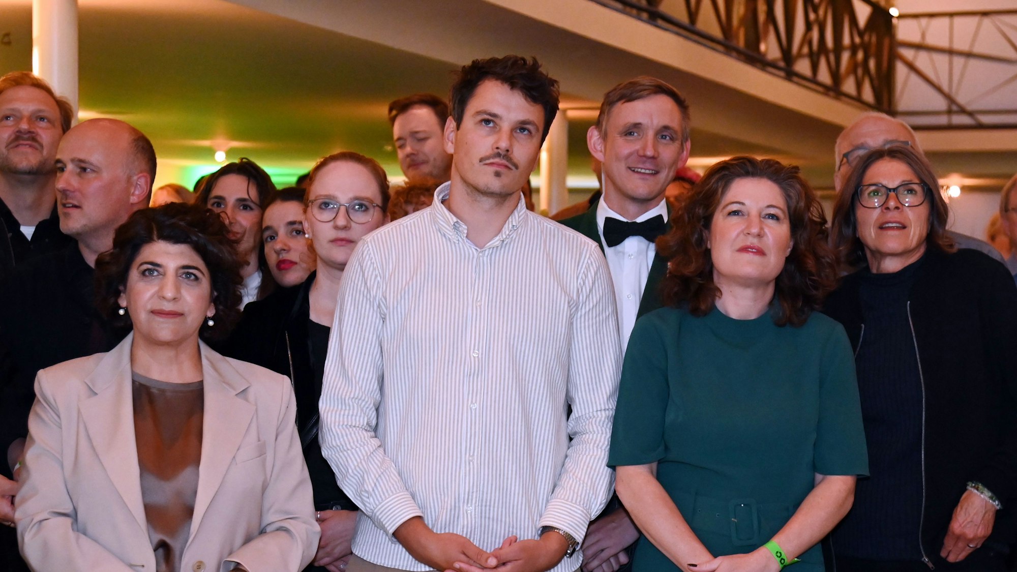 Der Wahlabend der Kölner Grünen findet im Gürzenich statt. Über die Prognose für NRW können sich die Kölner OB-Kandidatin Berivan Aymaz und ihre Parteikollegen nicht freuen.