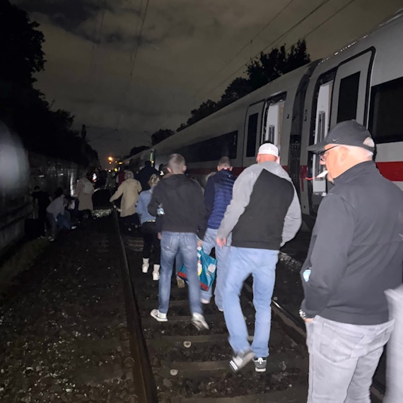 Die Rückreise im ICE vom Bundesligaspiel des 1. FC Köln beim VfL Wolfsburg endete für hunderte Fans im Chaos. Der Zug strandete nach einem Unfall in Hannover