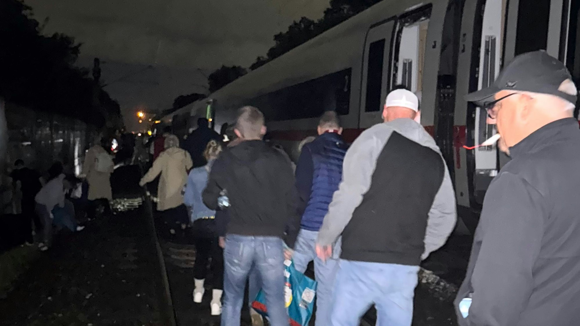 Die Rückreise im ICE vom Bundesligaspiel des 1. FC Köln beim VfL Wolfsburg endete für hunderte Fans im Chaos. Der Zug strandete nach einem Unfall in Hannover