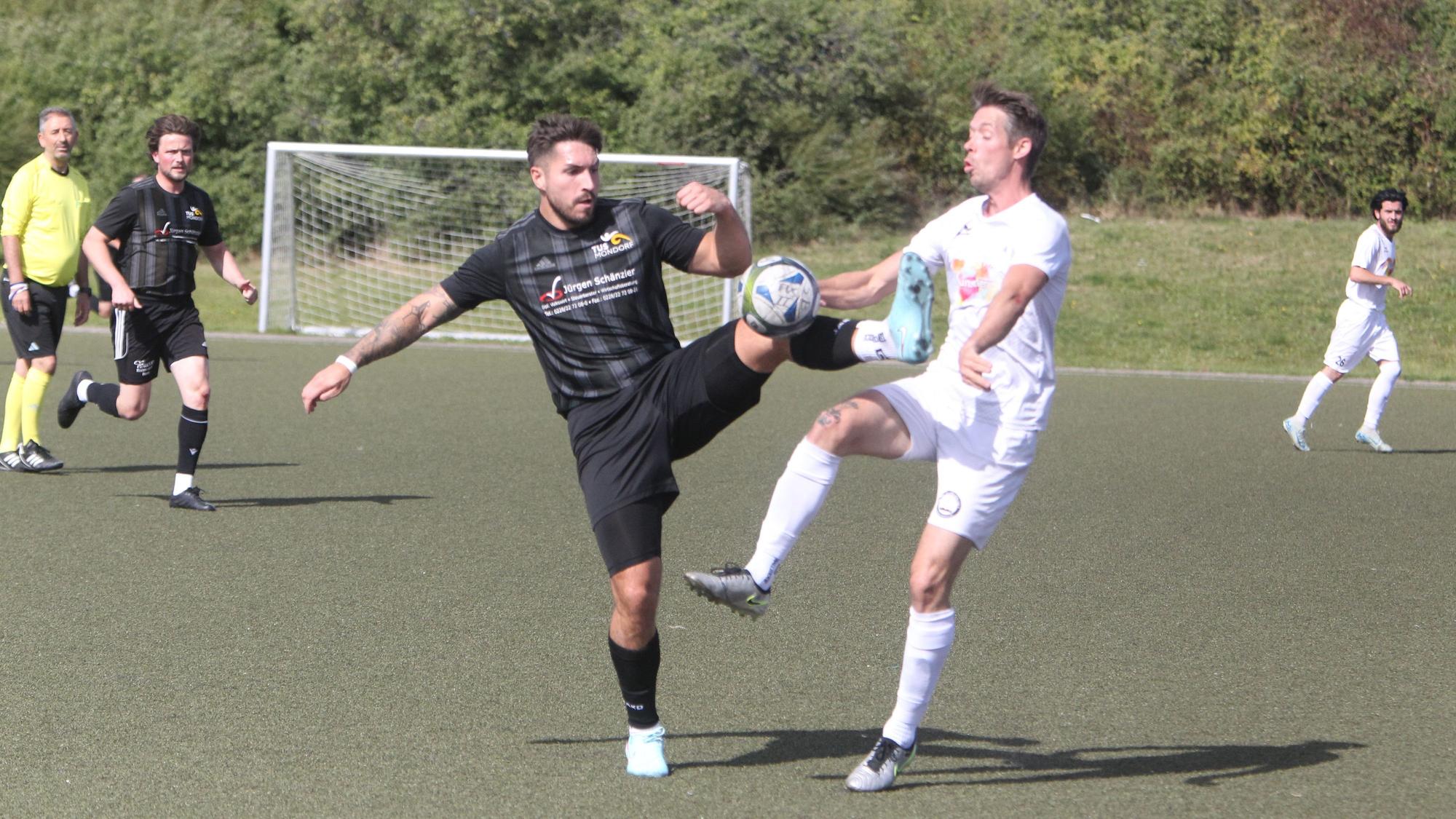 Zweikampf zwischen Mondorfs Lukas Gontrum (l.) und Jan Uth vom 1. FC Niederkassel II.