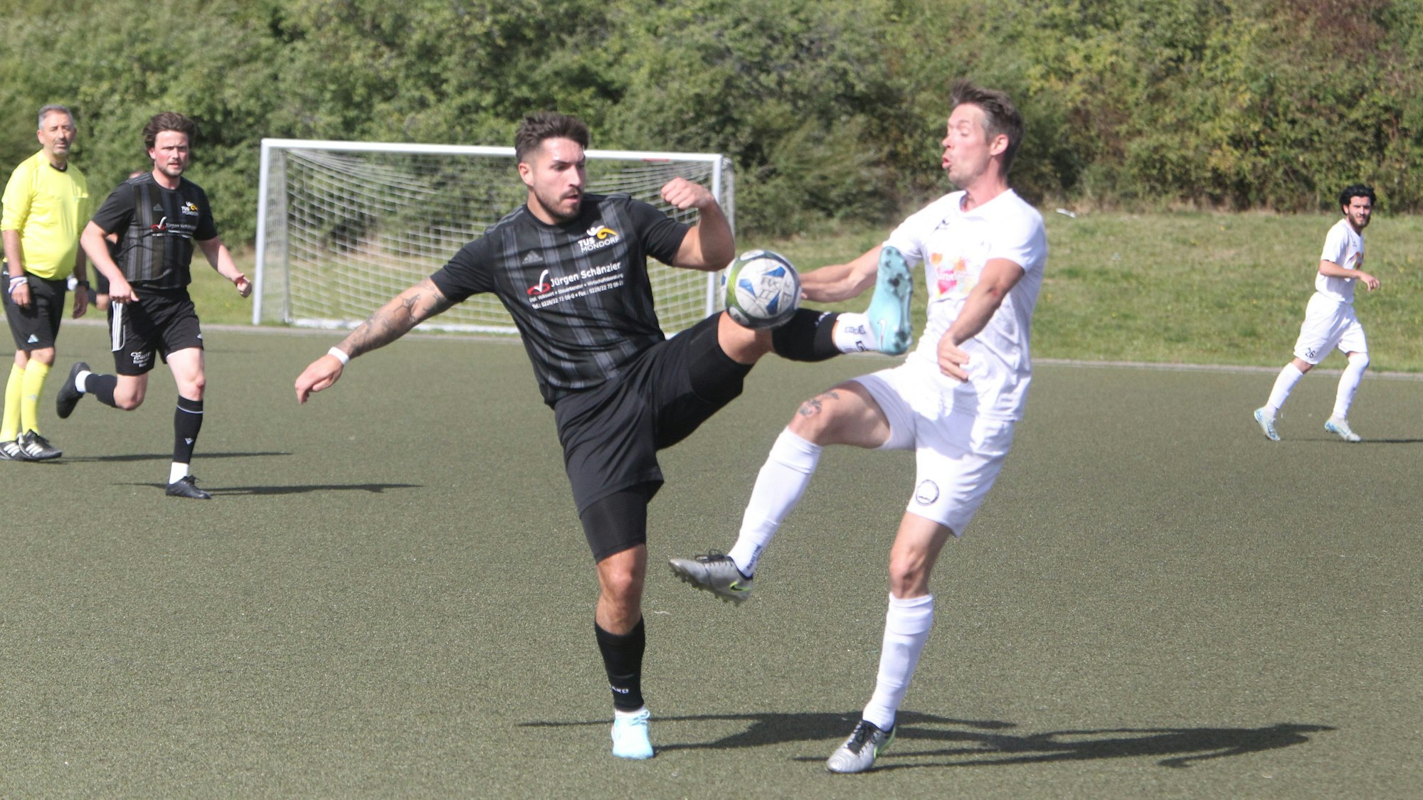 Zweikampf zwischen Mondorfs Lukas Gontrum (l.) und Jan Uth vom 1. FC Niederkassel II.