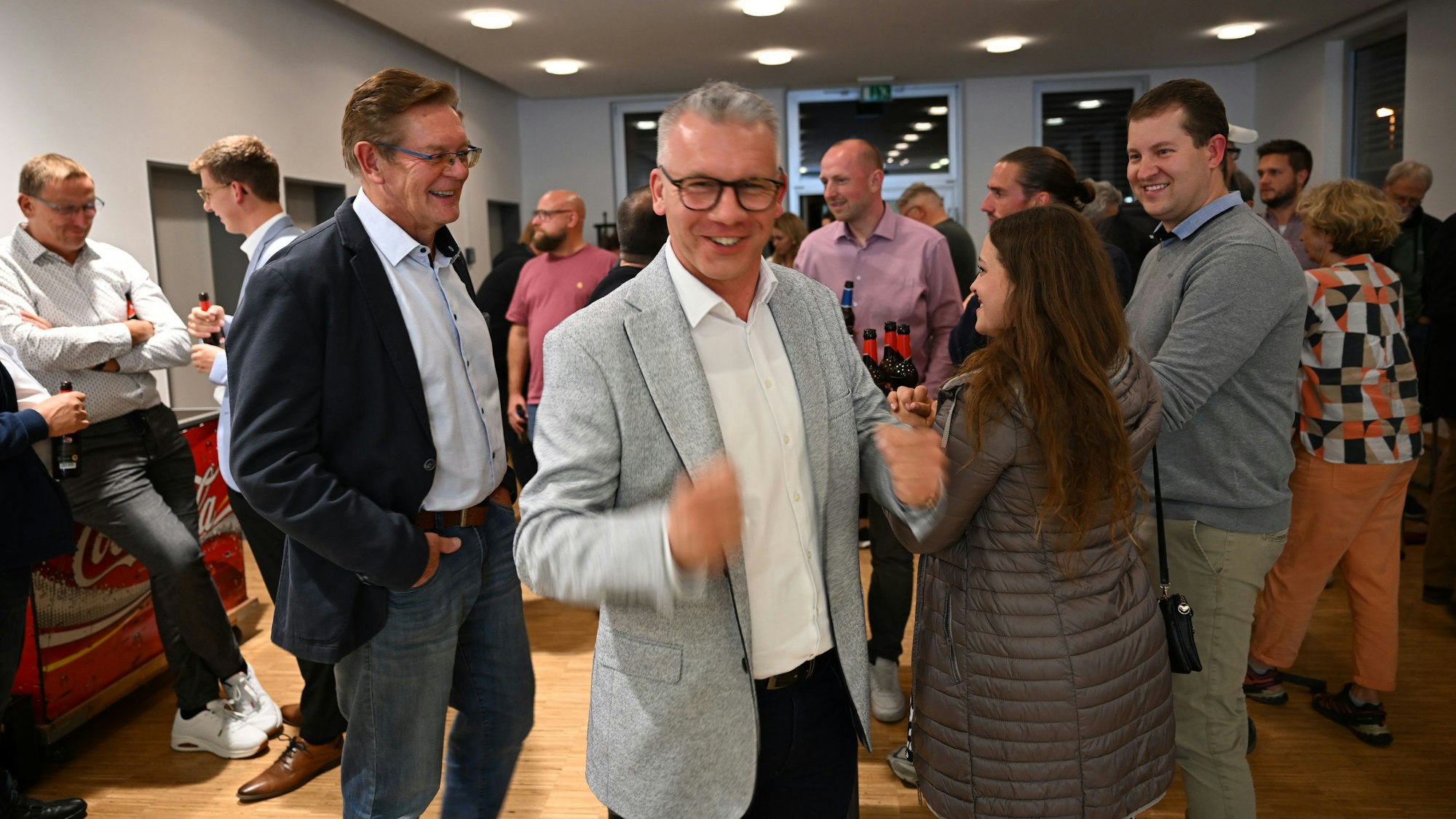 Wahlsieger Sven Engelmann (CDU) jubelt.