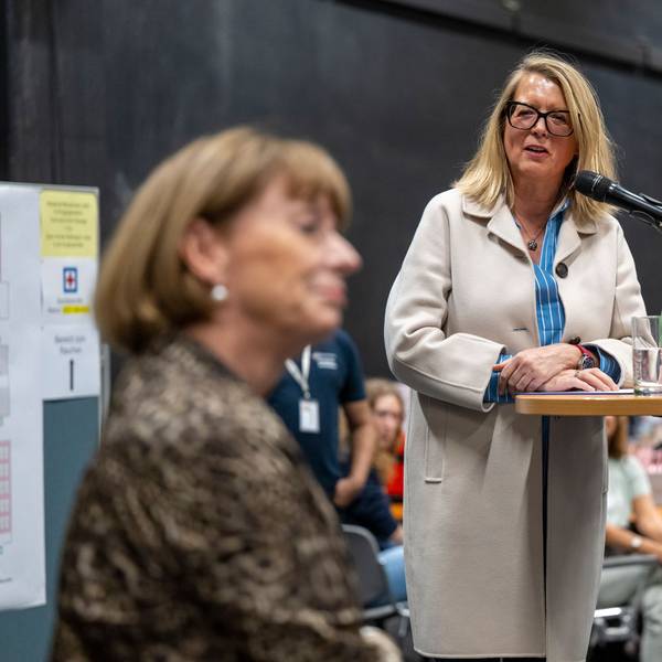 14.09.2025, Köln: Die Stadtdirektorin Andrea Blome begrüßt die Oberbürgermeisterin Henriette Reker. Das Briefwahlzentrum der Stadt befindet sich in den Hallen der Koelnmesse. "Oberbürgermeisterwahl 2025" und "Kommunalwahl 2025". Foto: Uwe Weiser