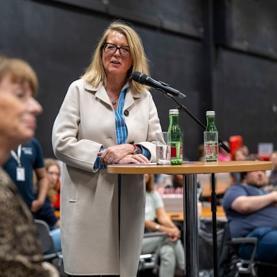 14.09.2025, Köln: Die Stadtdirektorin Andrea Blome begrüßt die Oberbürgermeisterin Henriette Reker. Das Briefwahlzentrum der Stadt befindet sich in den Hallen der Koelnmesse. "Oberbürgermeisterwahl 2025" und "Kommunalwahl 2025". Foto: Uwe Weiser