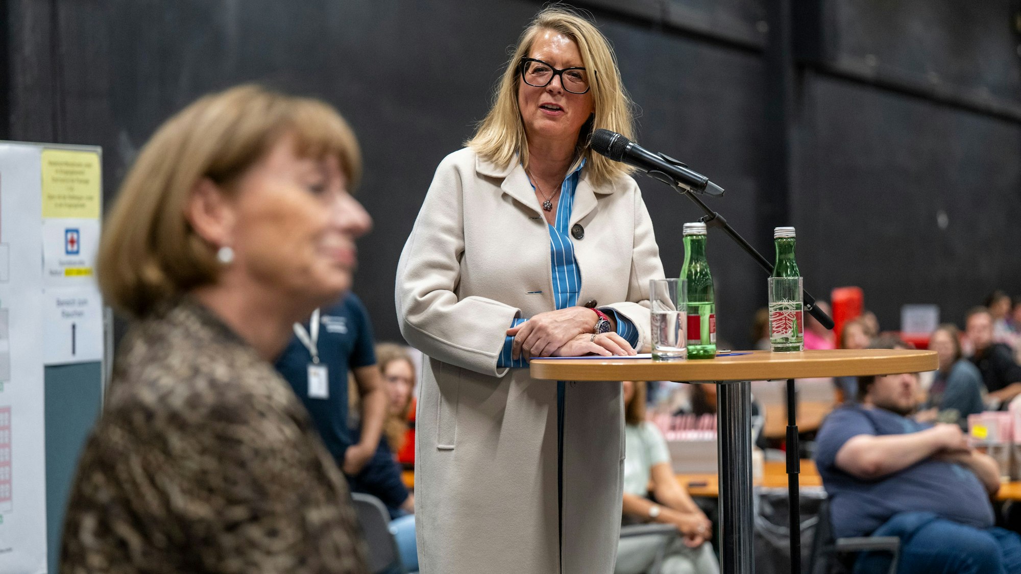 14.09.2025, Köln: Die Stadtdirektorin Andrea Blome begrüßt die Oberbürgermeisterin Henriette Reker. Das Briefwahlzentrum der Stadt befindet sich in den Hallen der Koelnmesse. "Oberbürgermeisterwahl 2025" und "Kommunalwahl 2025". Foto: Uwe Weiser