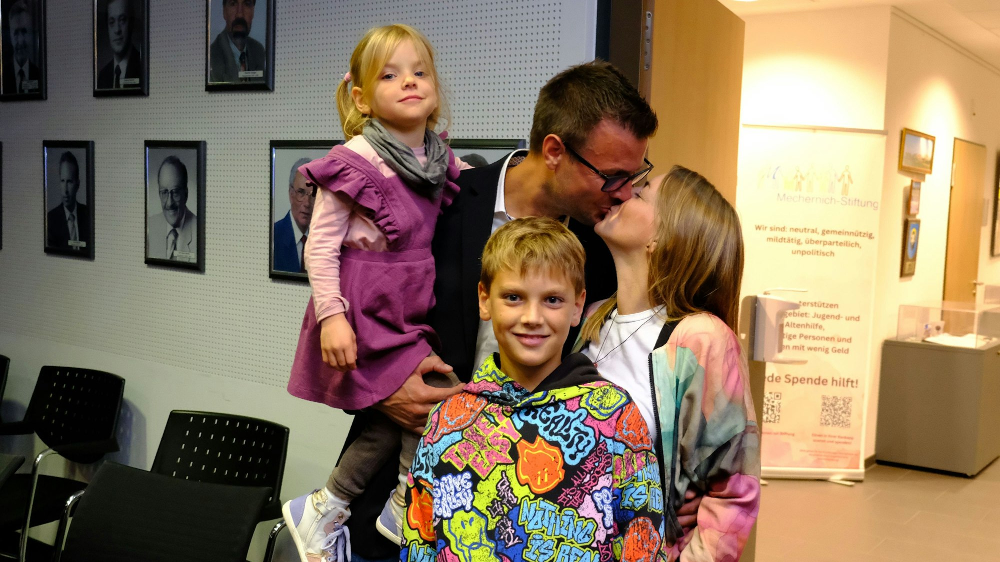 Michael Fingel (CDU) feiert einen Erfolg in der Bürgermeisterwahl in Mechernich mit seiner Familie.