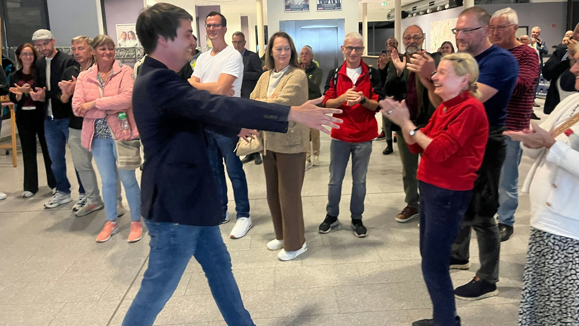 Bei der Bürgermeisterwahl in Hennef setzte sich der Amtsinhaber Mario Dahm (SPD) im ersten Wahlgang mit absoluter Mehrheit durch. Dahm lief als Erstes auf Dorothee Aktstinat zu, die älteste im Team.