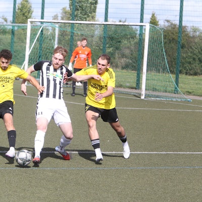 Mondorfs Nico Schönborn (Mitte) im Duell mit gleich zwei Gegenspielern aus Marialinden.