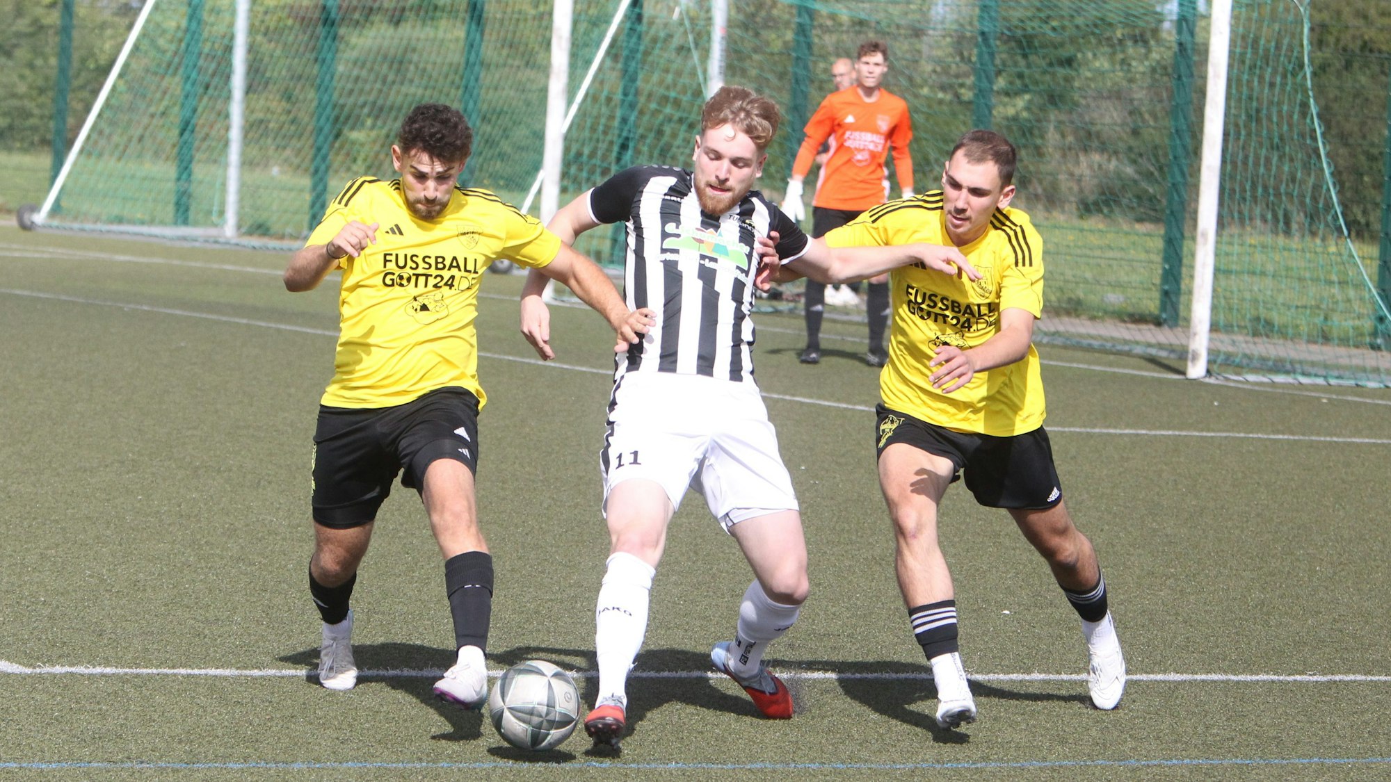 Mondorfs Nico Schönborn (Mitte) im Duell mit gleich zwei Gegenspielern aus Marialinden.