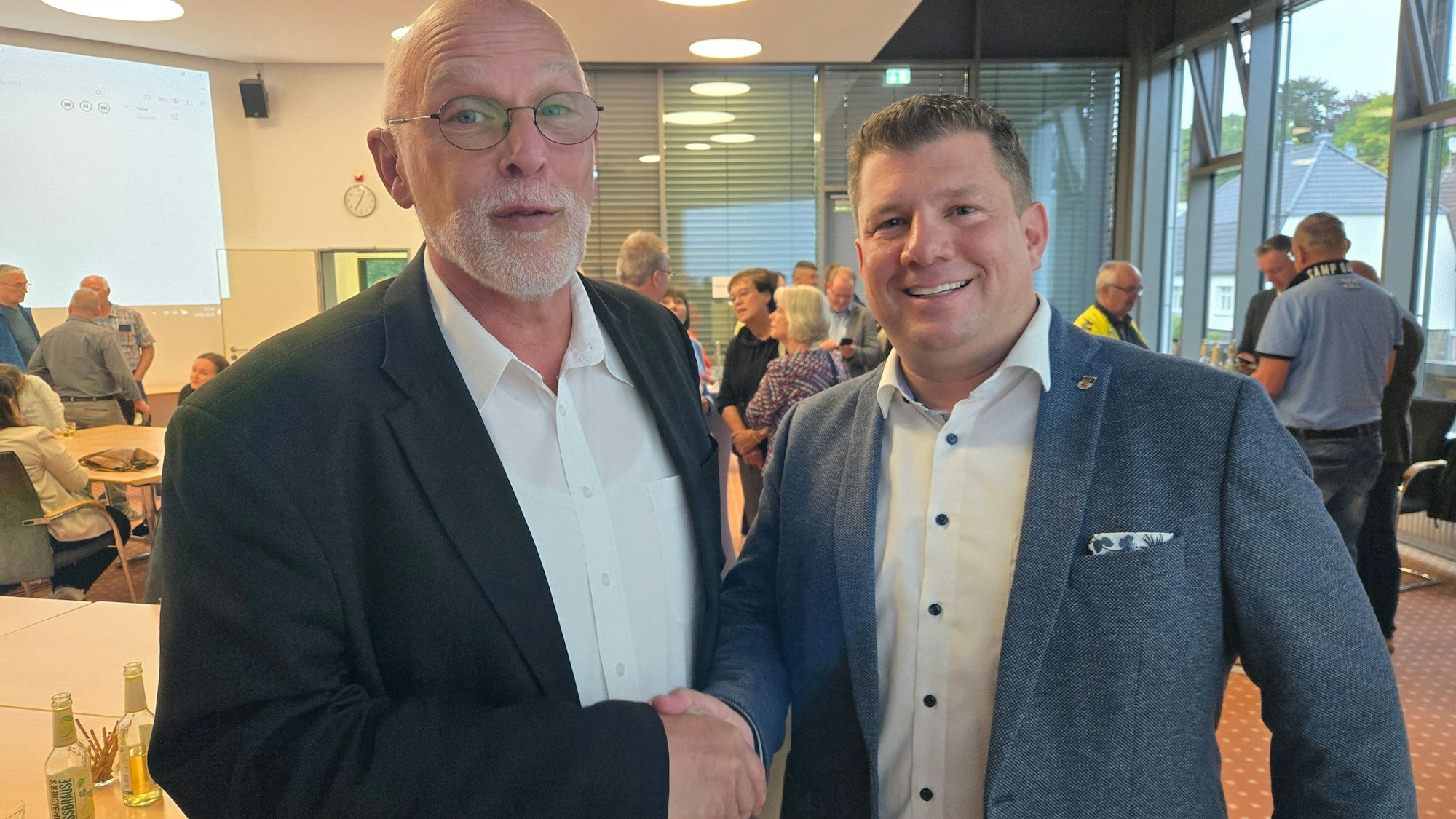 Sportlicher Handschlag zwischen den Wiehler Bürgermeisterkandidaten Rene Kauffmann (r., CDU) und Gerald Zilling (SPD).