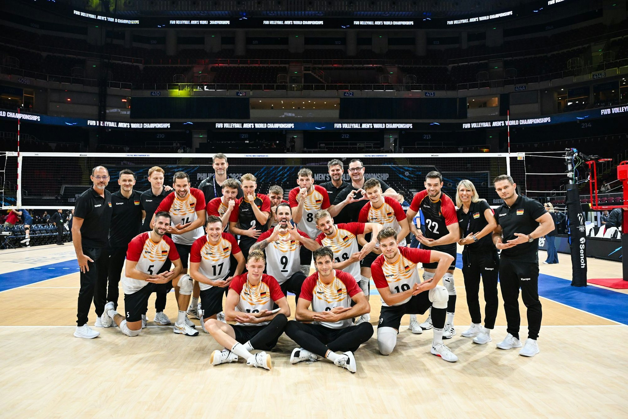 Schickten Grüße in die Heimat: die deutschen Volleyballer.