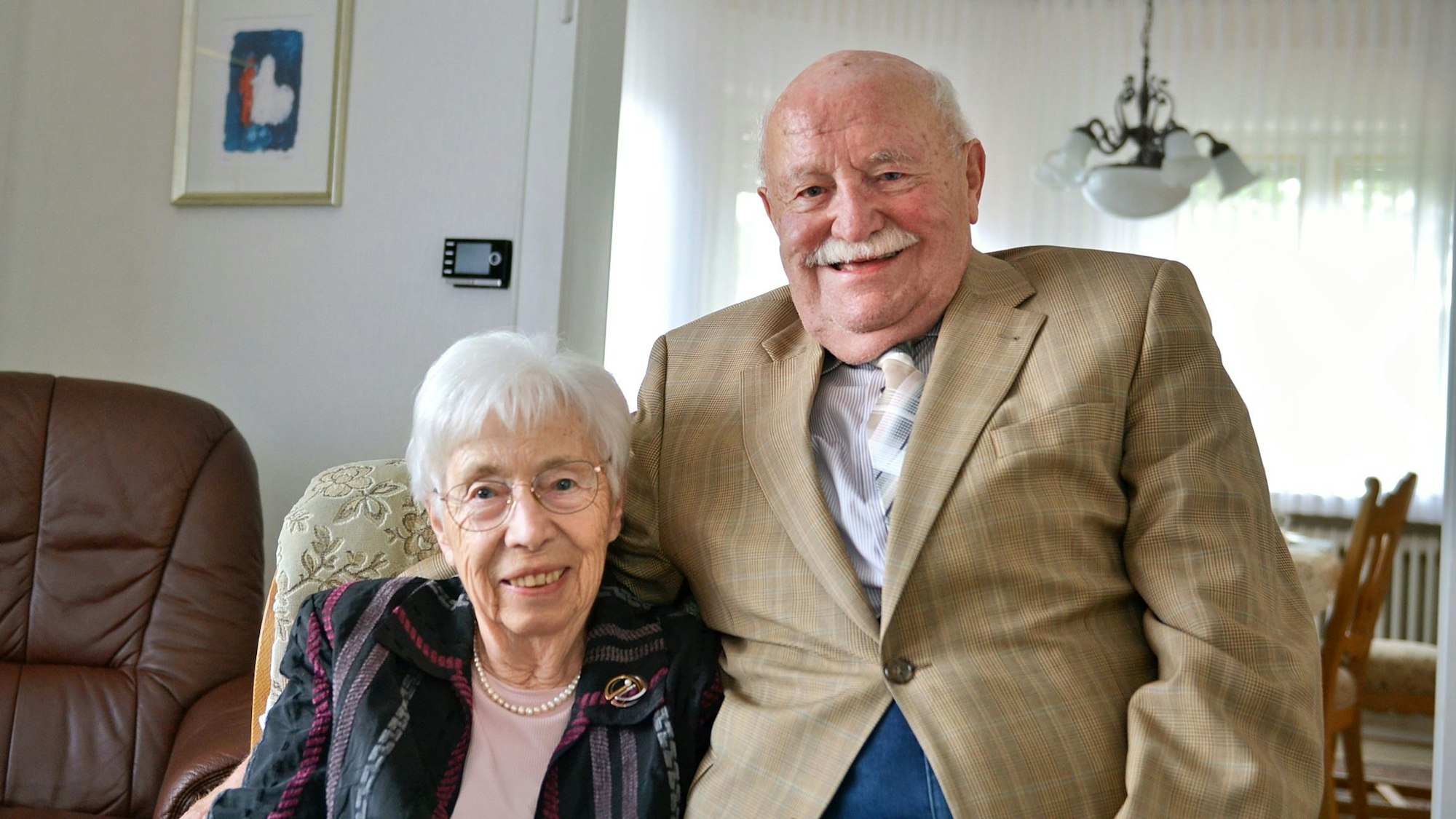 Das Bild zeigt Trude (l.) und Johannes Gaul in ihrem Wohnzimmer.
