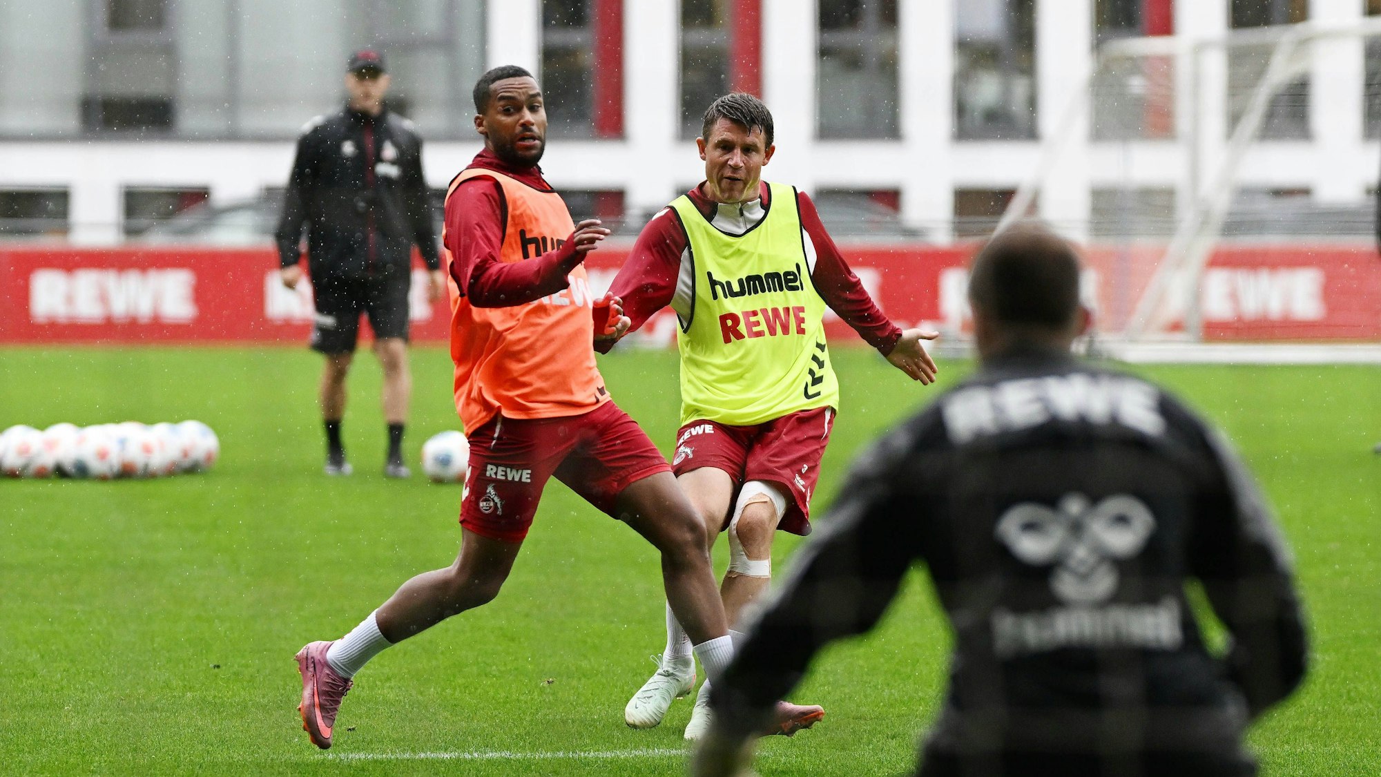 Linton Maina und Dominique Heintz im Training des 1. FC Köln.