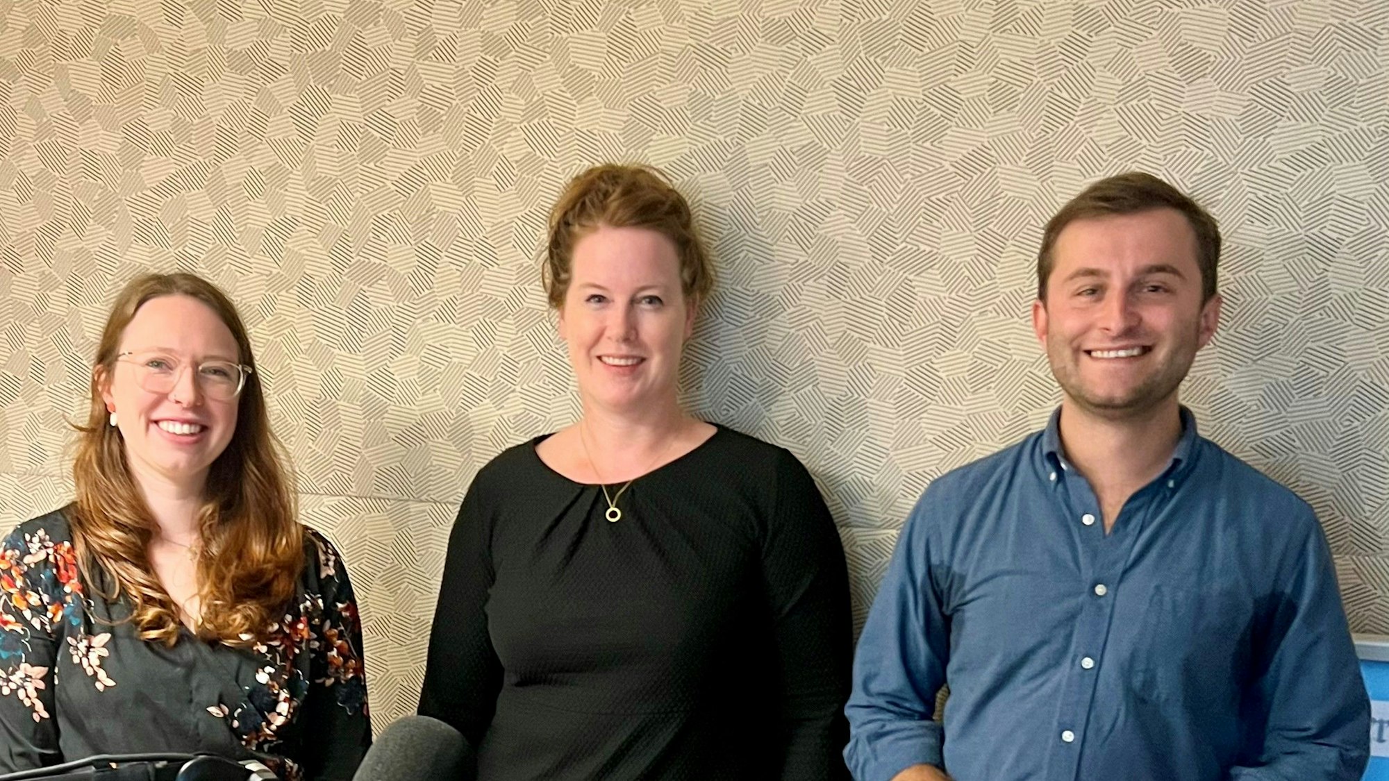 Ansgar Hudde, Sarah Brasack (M.), Julia Hahn-Klose im Podcast-Studio der Redaktion am Morgen nach der Wahl