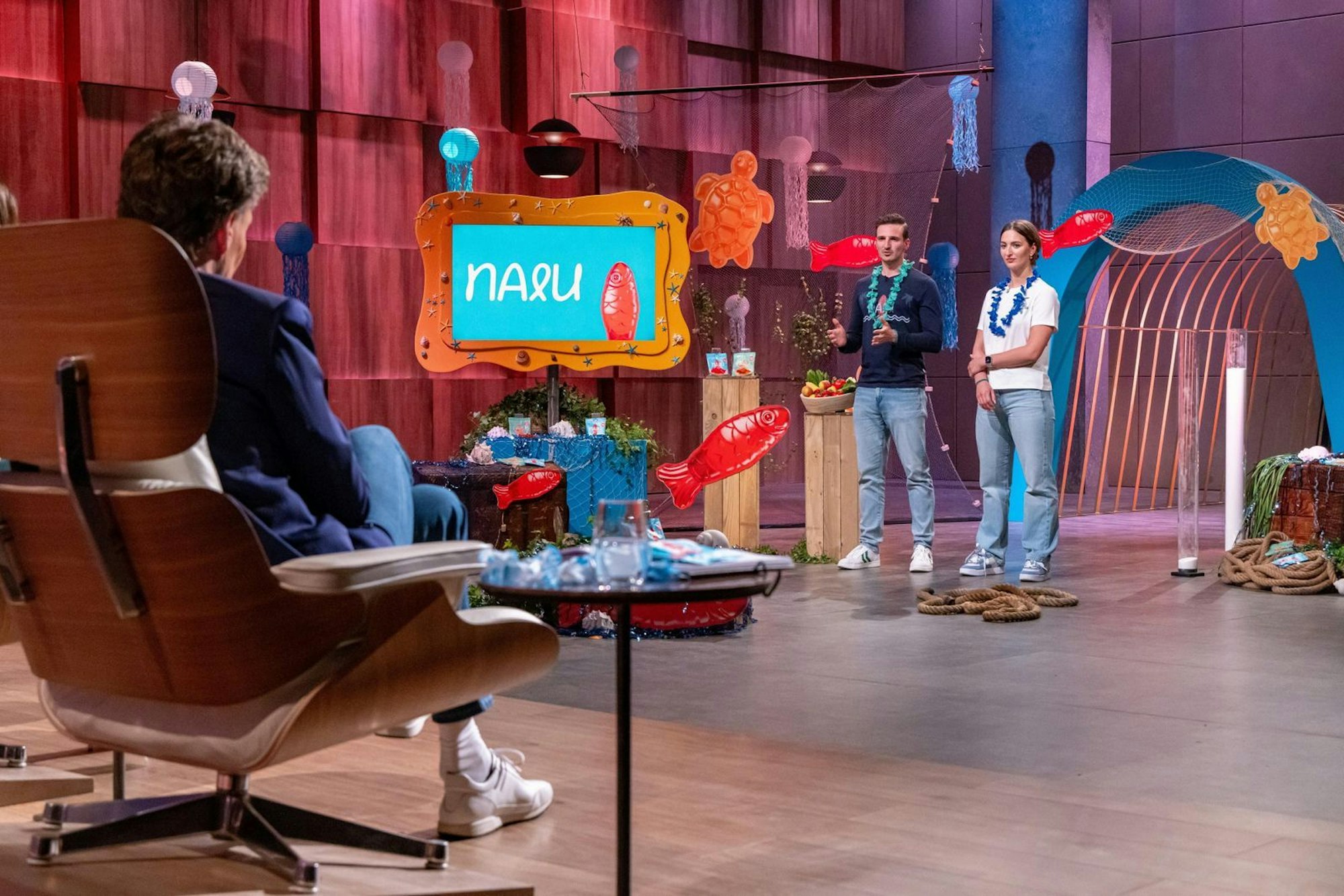 Leckeres Geschäft: Die „Nalu“-Gründer Max und Lisa haben eine zuckerfreie Alternative zu herkömmlichen Fruchtgummis entwickelt. Lena Gercke gefällt das sehr! (Bild: RTL / Bernd-Michael Maurer)