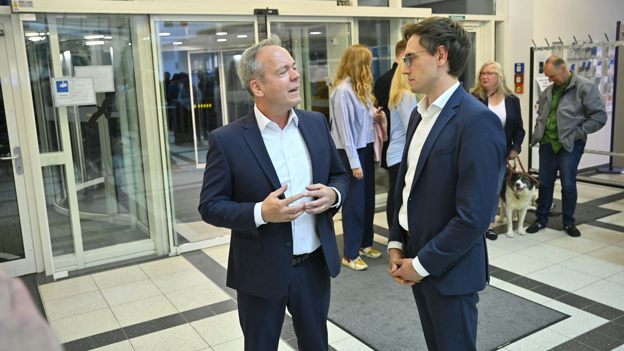 Klaus Grootens und Sven Lichtmann stehen nebeneinander.
