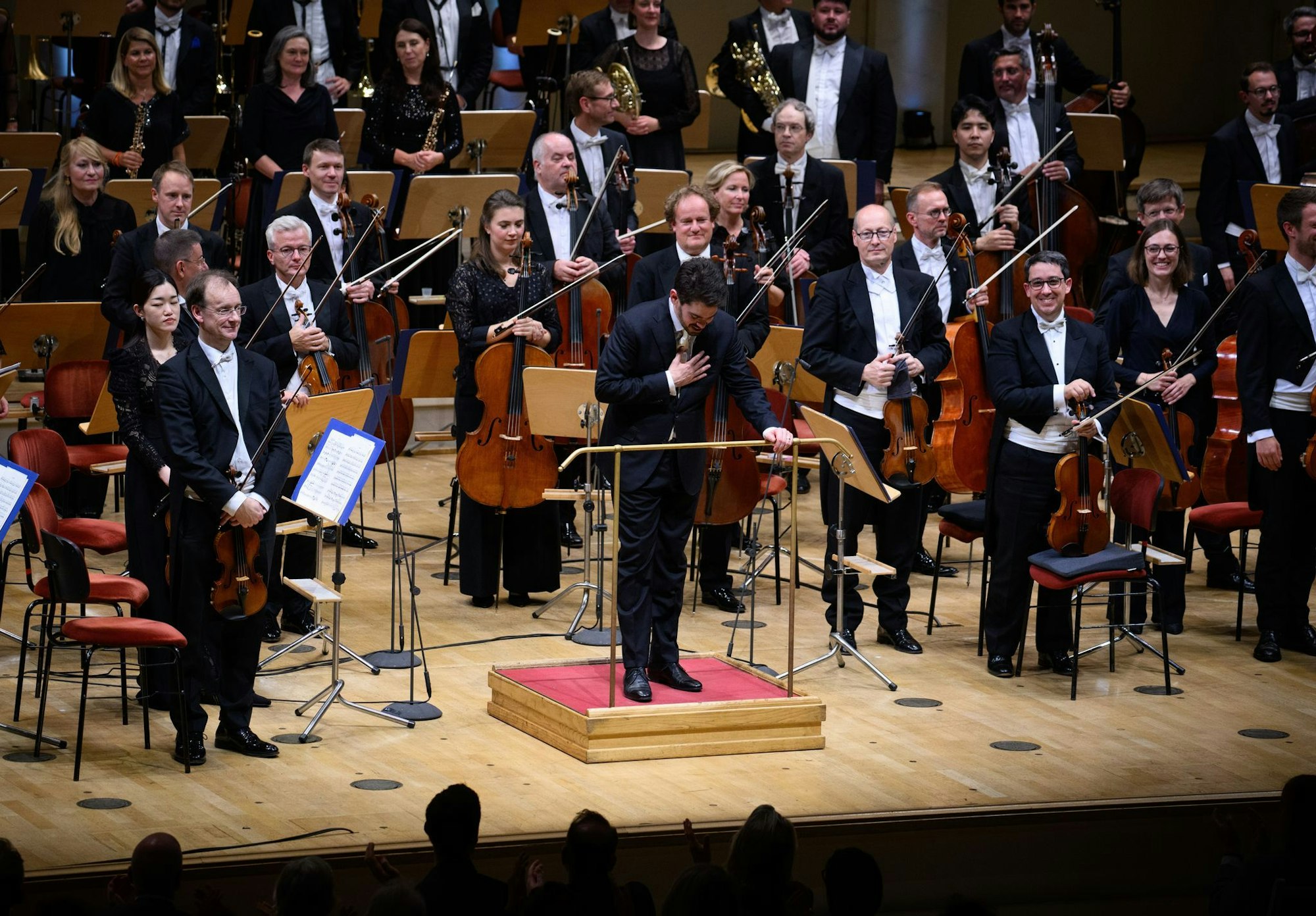 Dirigent Lahav Shani und die Münchner Philharmoniker werden in Berlin gefeiert.