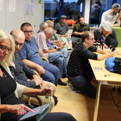 Die Grünen im eigenen Fraktionsbüro beobachten die Ergebnisse. Selbst haben sie auf den ersten Eindruck starke Verluste in Lohmar eingefahren.