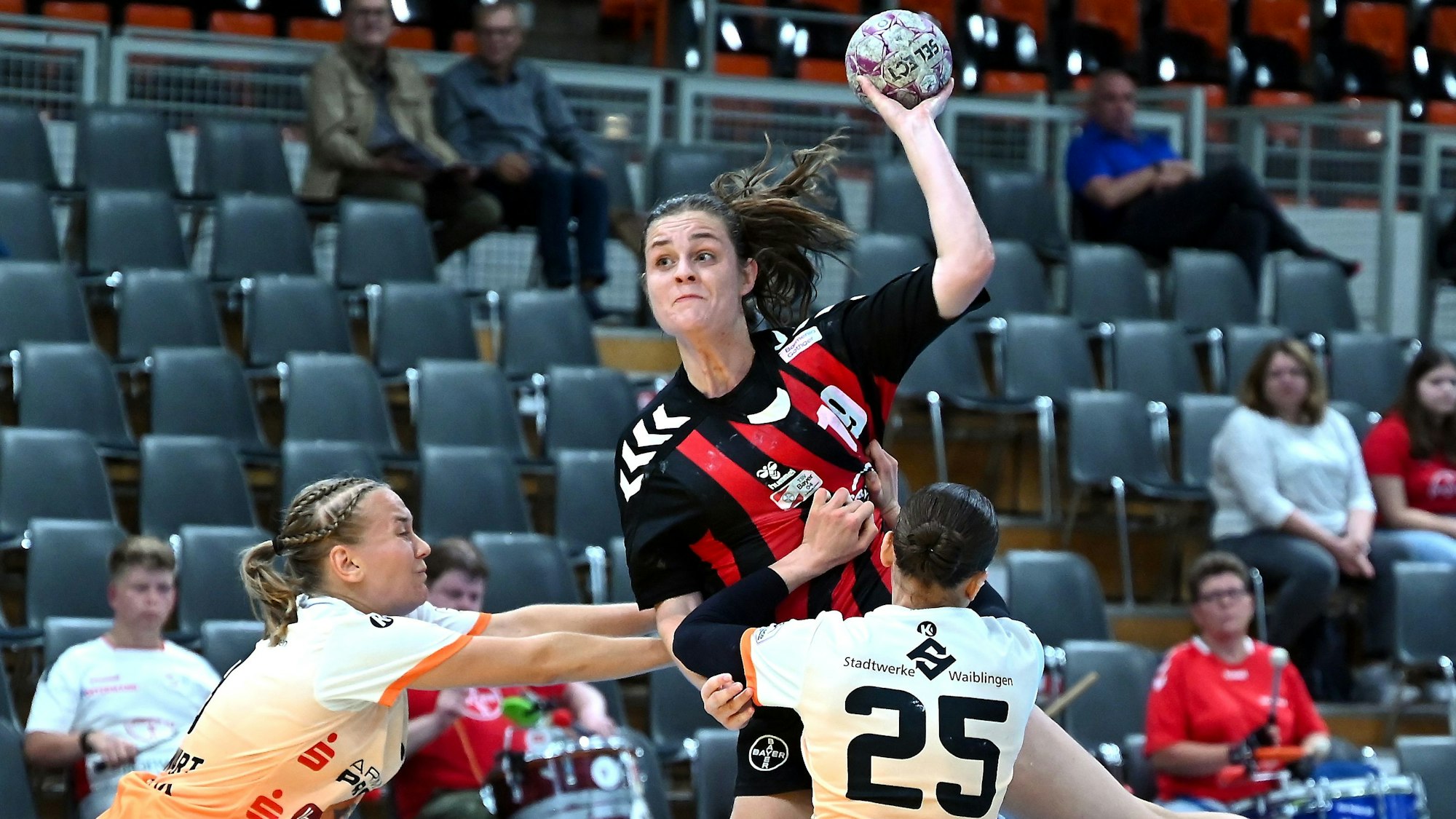 31.08.2025, Handball-TSV Bayer Leverkusen-Waiblingen
hinten: Denise Mol (Bayer)
Foto: Uli Herhaus