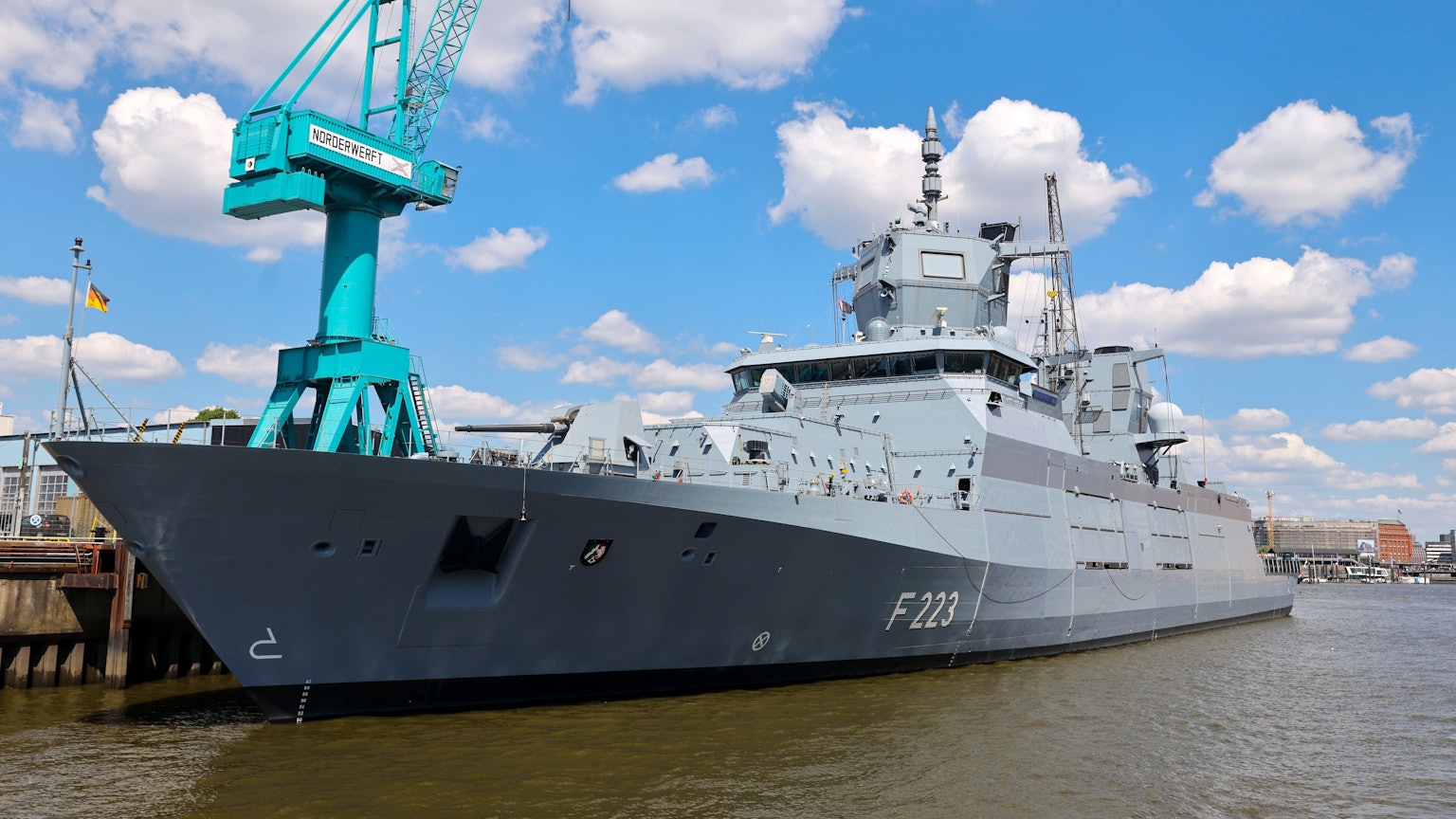 Die Fregatte „Nordrhein-Westfalen“ (F223) der Deutschen Marine liegt an einer Kaimauer der Norderwerft im Hamburger Hafen. Die Norderwerft gehört zur Naval Vessels Lürssen (NVL) Group.