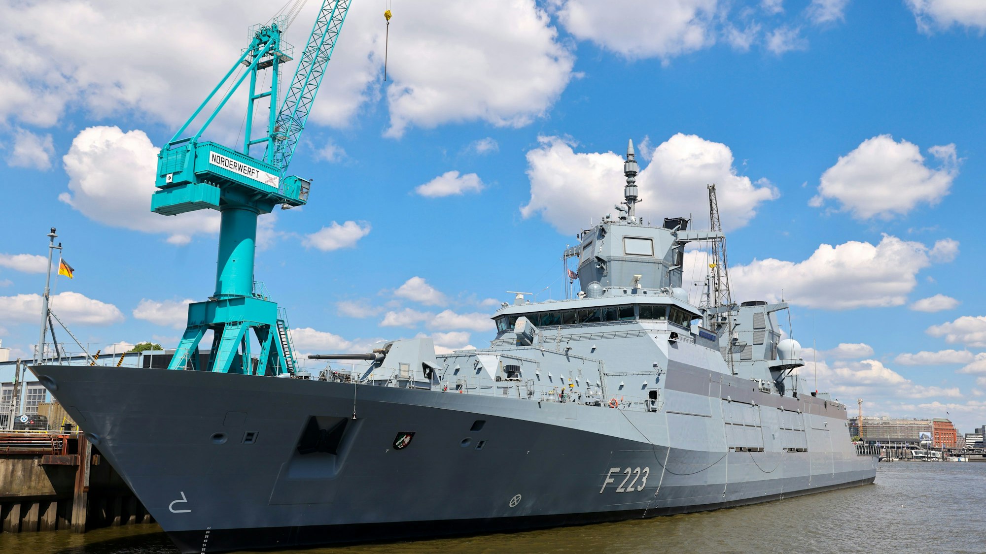 Die Fregatte „Nordrhein-Westfalen“ (F223) der Deutschen Marine liegt an einer Kaimauer der Norderwerft im Hamburger Hafen. Die Norderwerft gehört zur Naval Vessels Lürssen (NVL) Group.