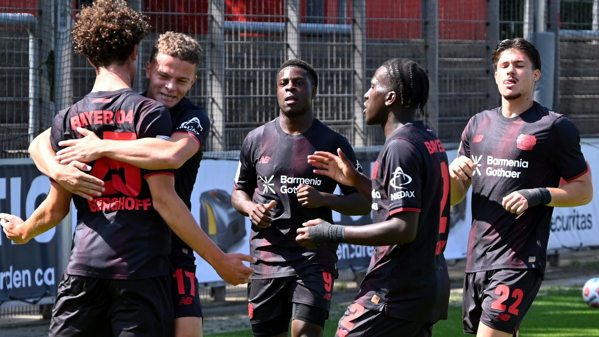 10.08.2025, Fussball-A Jug. Bayer Leverkusen-RW Essen
links: Torschütze Jonah Berghoff (Bayer)
2.v.l. Julien Kurowski (Bayer)
Foto: Uli Herhaus
