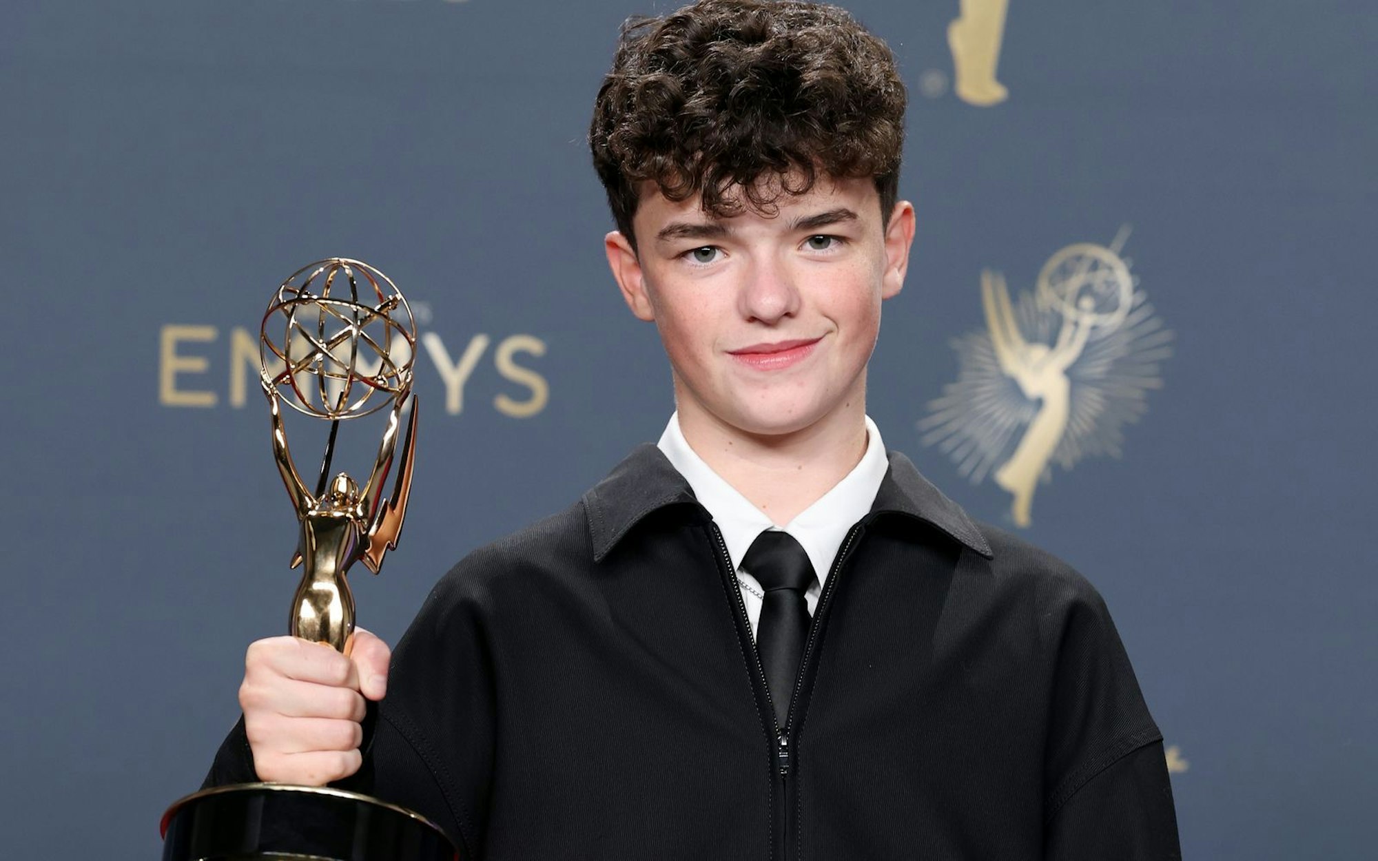 „Adolescence“-Star Owen Cooper stellte einen neuen Rekord als jüngster mit einem Emmy ausgezeichneter Schauspieler auf. Das Psycho-Drama gewann mit sechs Awards die meisten Auszeichnungen. (Bild: 2025 Getty Images/Amy Sussman)