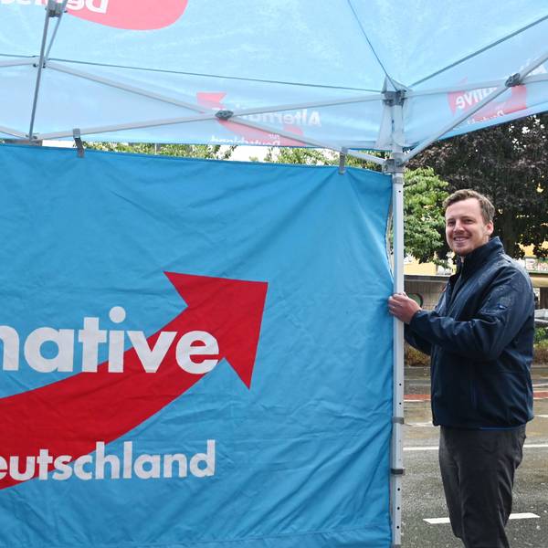 09.09.2025 Köln. Wahlkampfstand von AfD-OB-Kandidat Matthias Büschges vorm Penny in Porz. Dispo-Hinweis: Jeder Kandidat konnte sich einen Wahlkampftermin wünschen, über den wir berichten. Dies ist der Termin zu Büschges. Foto: Alexander Schwaiger