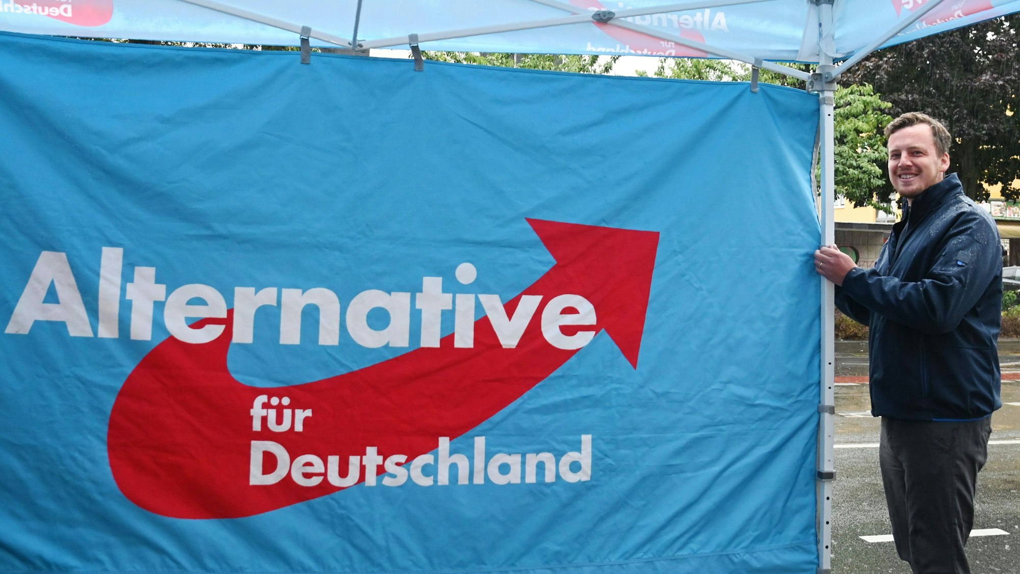 09.09.2025 Köln. Wahlkampfstand von AfD-OB-Kandidat Matthias Büschges vorm Penny in Porz. Dispo-Hinweis: Jeder Kandidat konnte sich einen Wahlkampftermin wünschen, über den wir berichten. Dies ist der Termin zu Büschges. Foto: Alexander Schwaiger