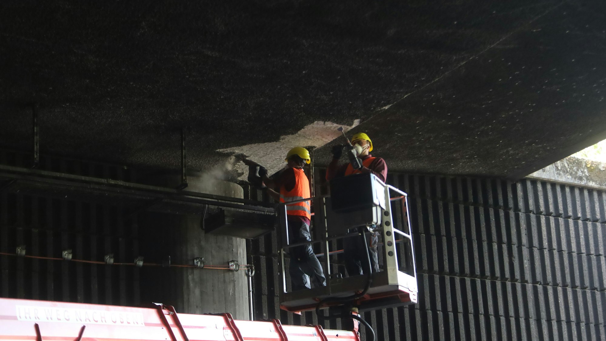 19.09.2025, Köln: Die stadtauswärts führenden Fahrspuren im Straßentunnel Herkulesstraße mussten ungeplant gesperrt werden, da sich Teile der Deckenverkleidung gelöst haben. Foto: Arton Krasniqi