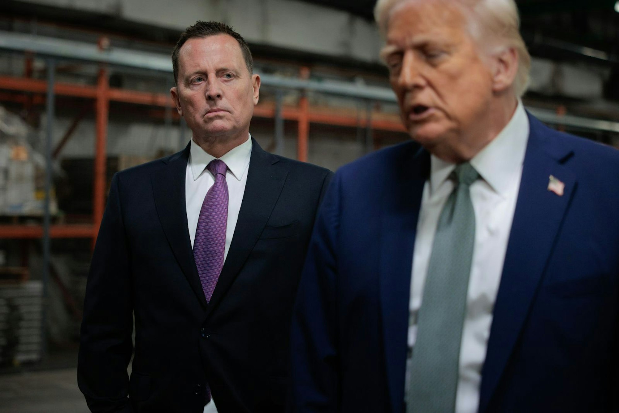 US-Top-Diplomat Richard Grenell (links) wirft Elmar Theveßen vor, zu „Gewalt gegen Andersdenkende“ aufzurufen. (Bild: 2025 Getty Images/Chip Somodevilla)