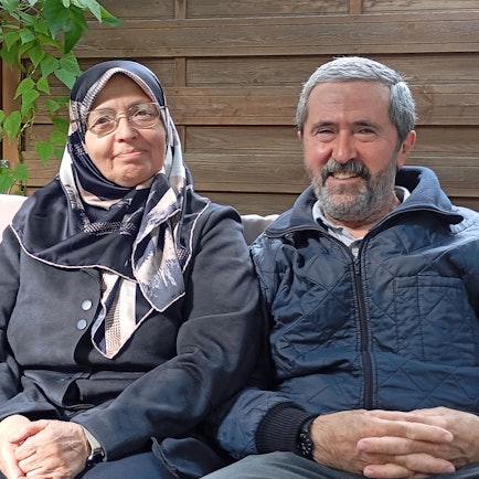 Auf dem Bild ist ein Goldhochzeits-Ehepaar zu sehen.