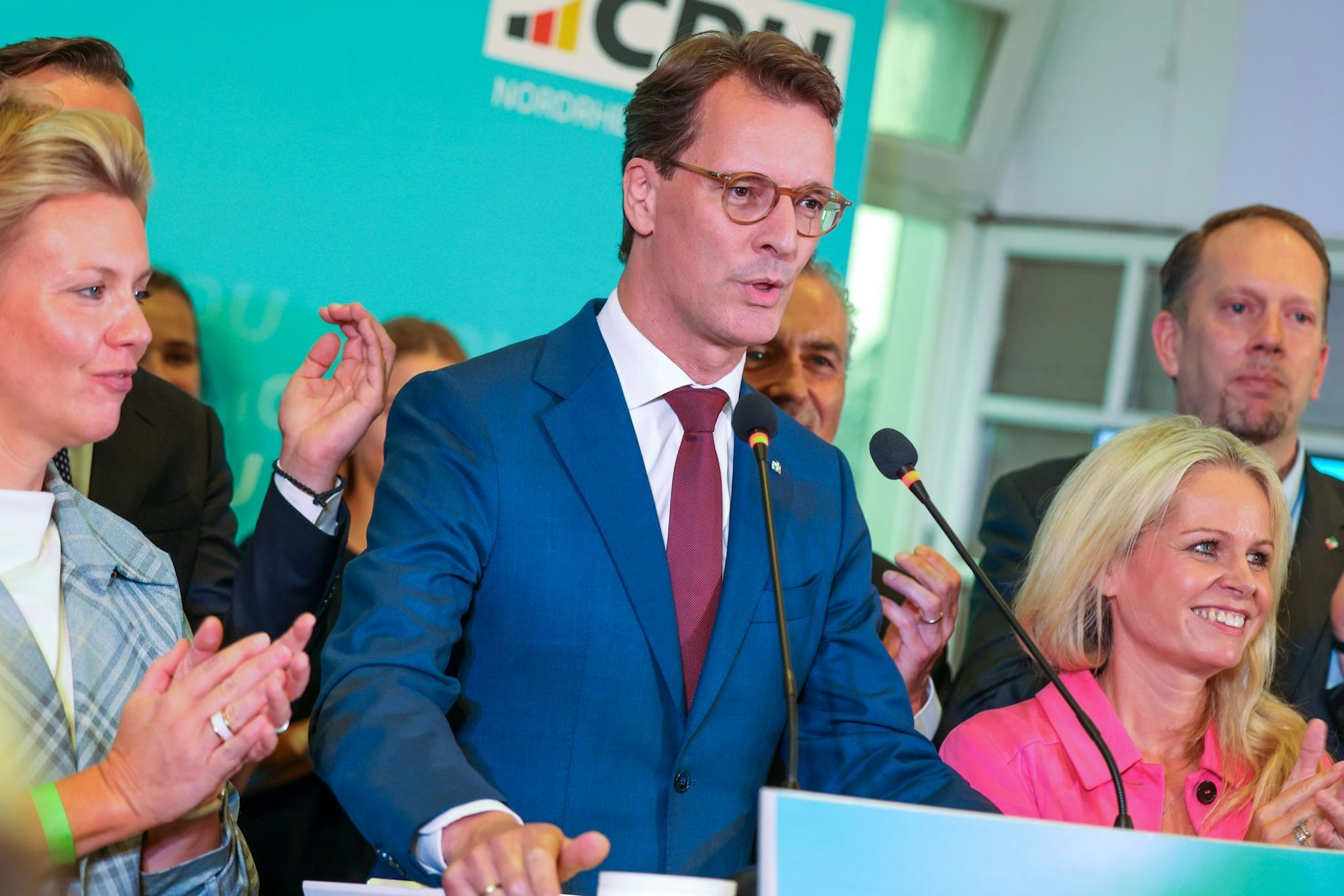Ministerpräsident Hendrik Wüst freut sich über das Abschneiden der CDU bei den Kommunalwahlen in Nordrhein-Westfalen.